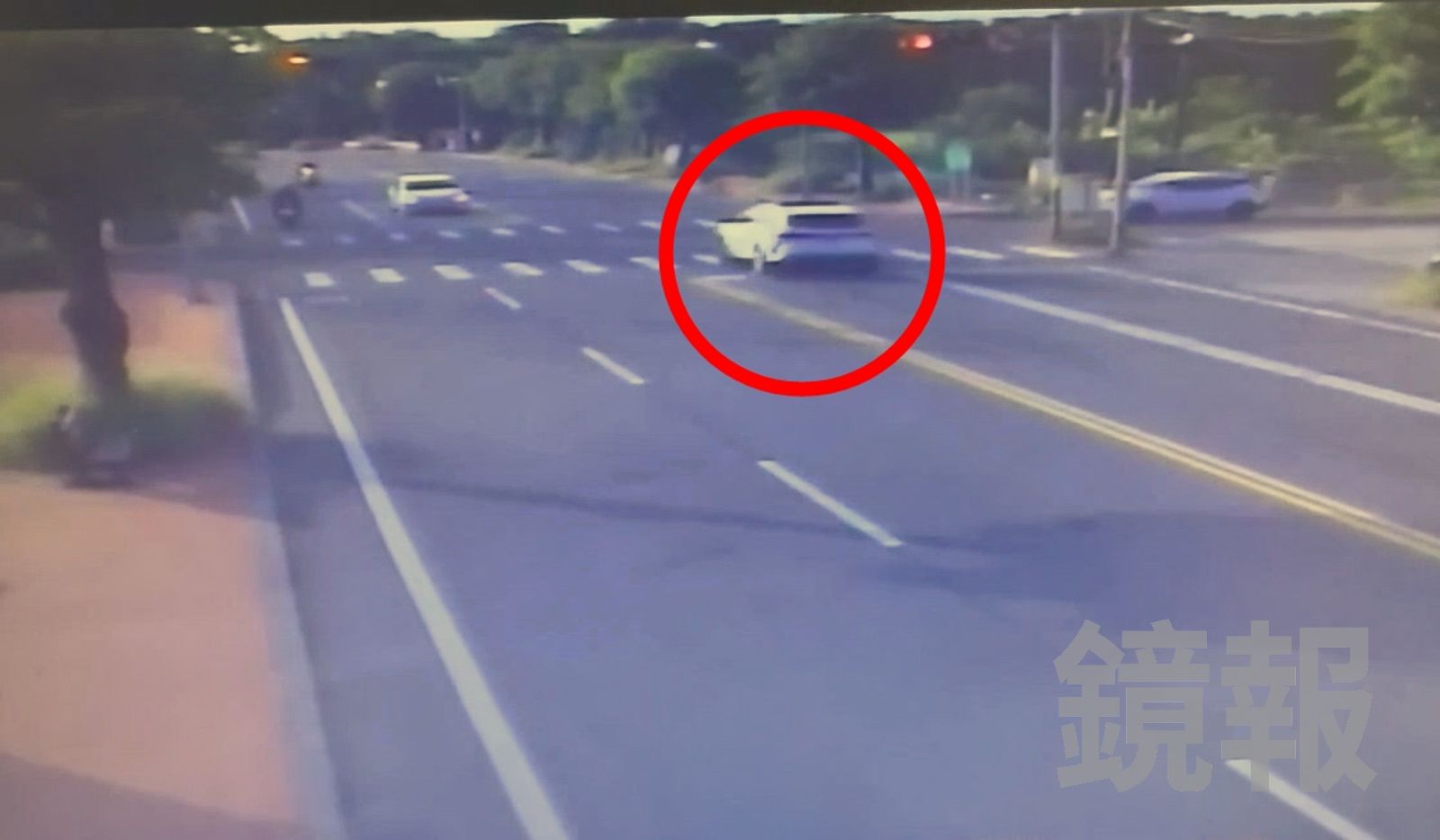 監視器畫面還原連環車禍發生情況,肇事的白色進口休旅車(紅圈處)疑似闖紅燈,與路口另兩車發生碰撞。圖/民眾提供