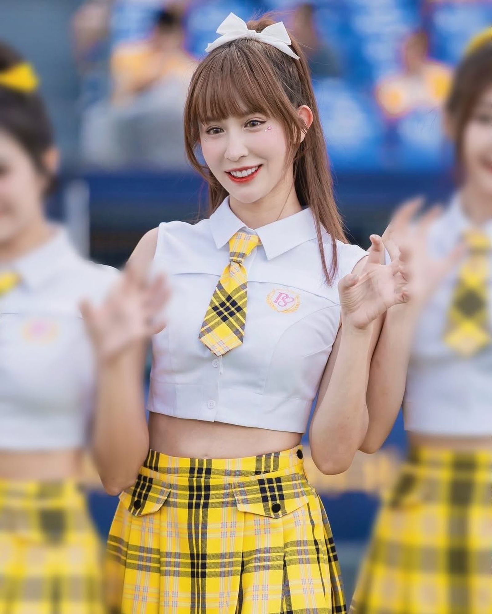 台泰混血外型的啦啦隊女神啾啾（Julia）被封為「小辣啾」。翻攝啾啾IG