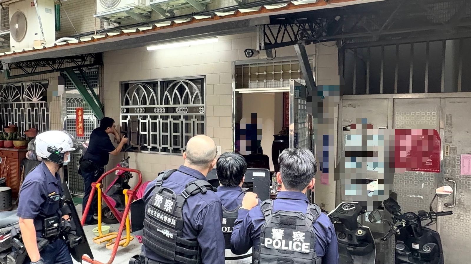 蘆洲傳出男子精神疾病發作,持刀作勢揮砍警方的事件。圖/翻攝畫面