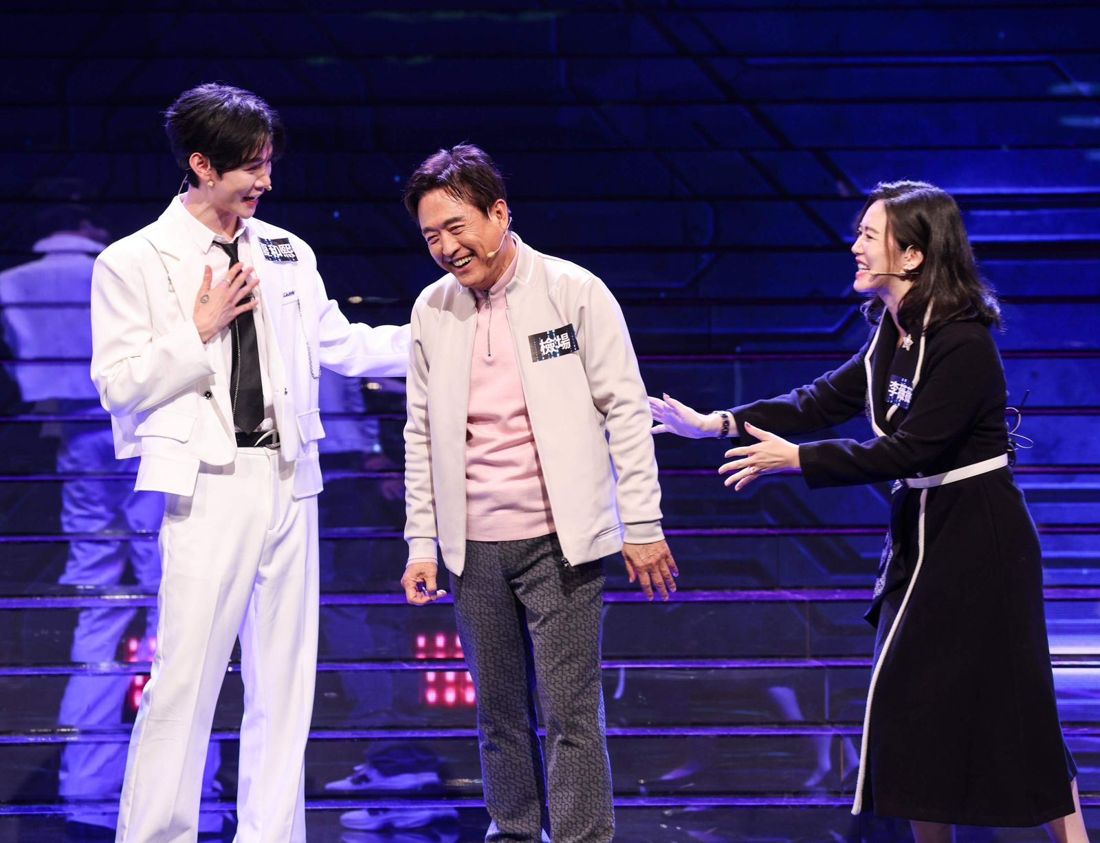 檢場(中)、夏和熙(左)、李薇薇(右)挑戰題目。公視提供