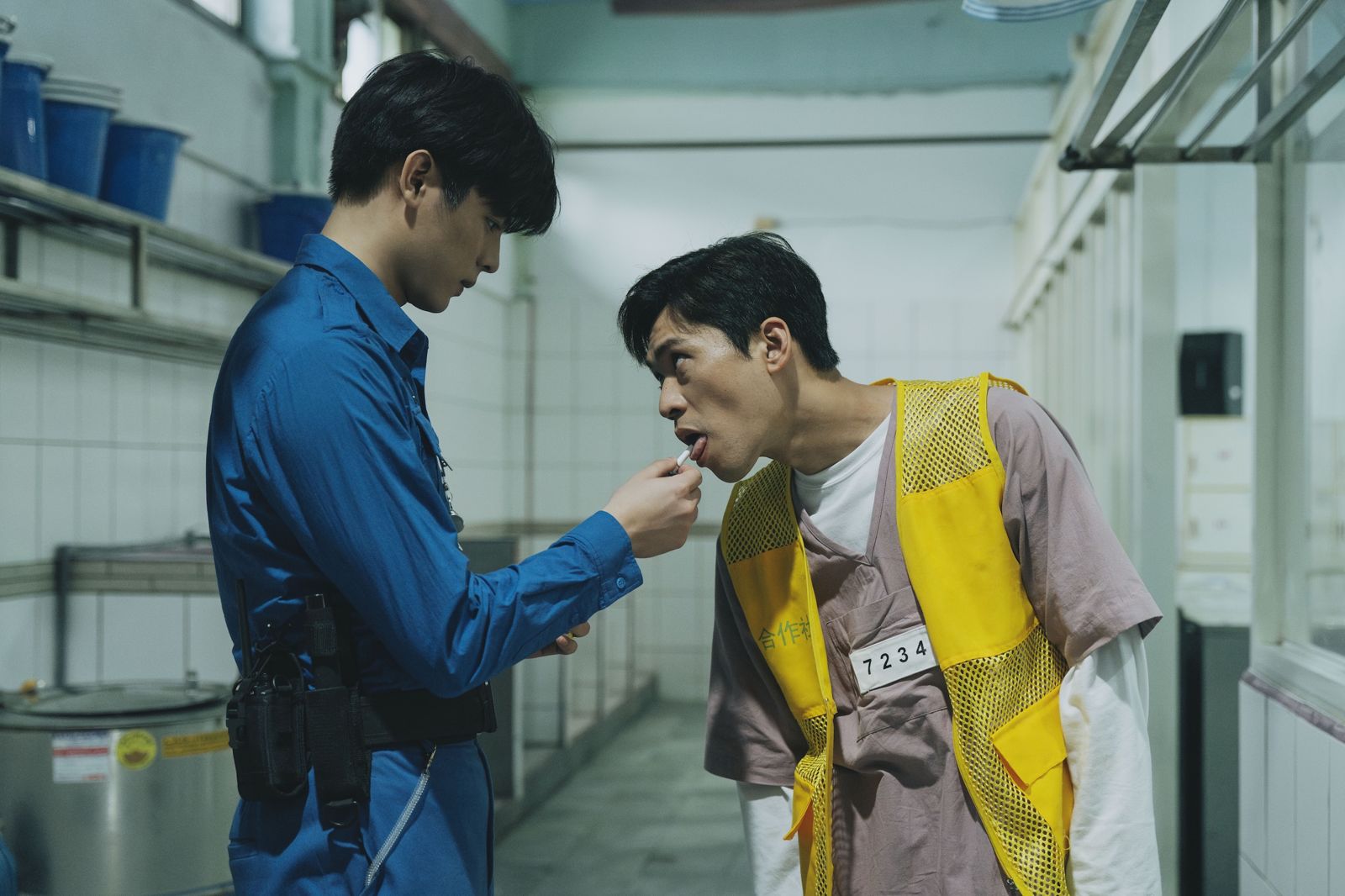 黃迪揚（右）劇中猥褻邱以太，全身都被摸透。愛奇藝國際版、壹壹影業提供