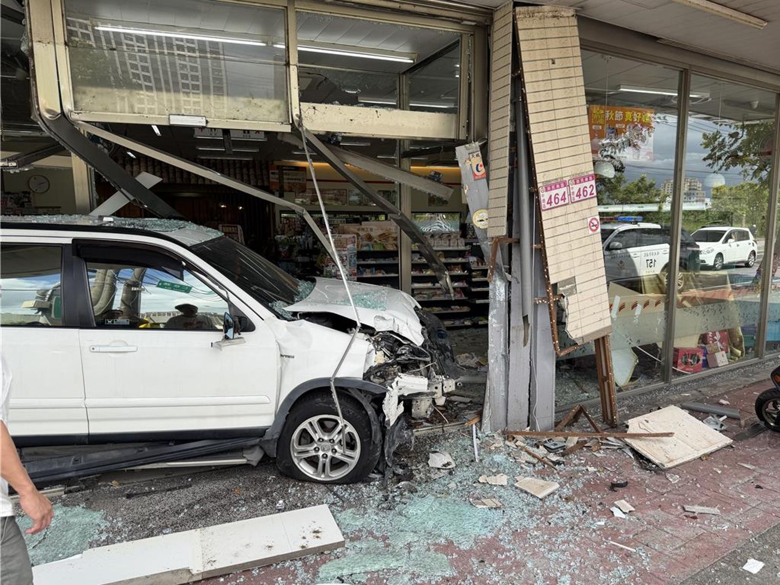 恐怖!休旅車變「砲彈」衝撞超商波及顧客 騎樓一秒成廢墟...肇事者恐賠百萬