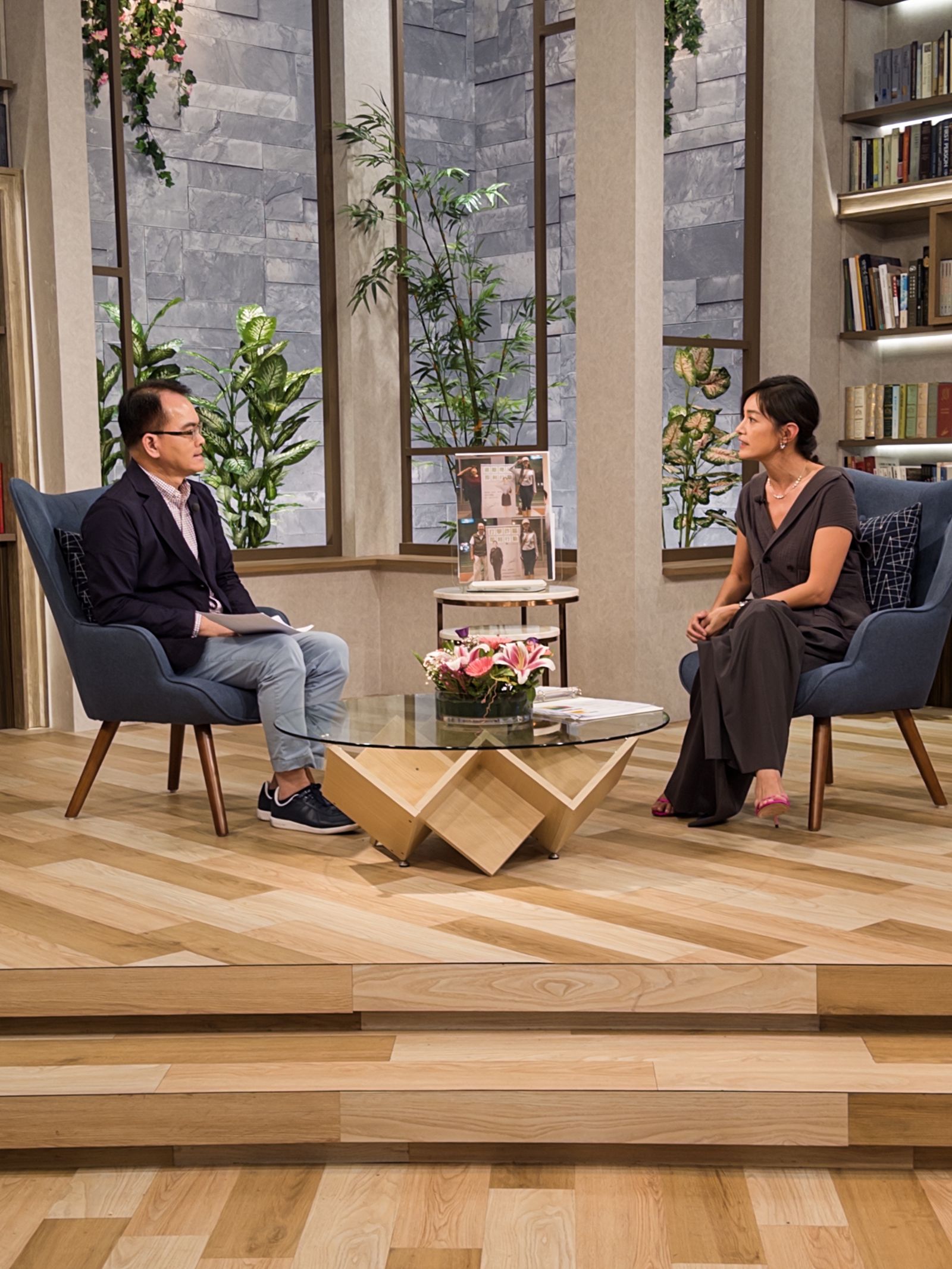 鄭弘儀（左起）、Janet在節目上對談。三立提供