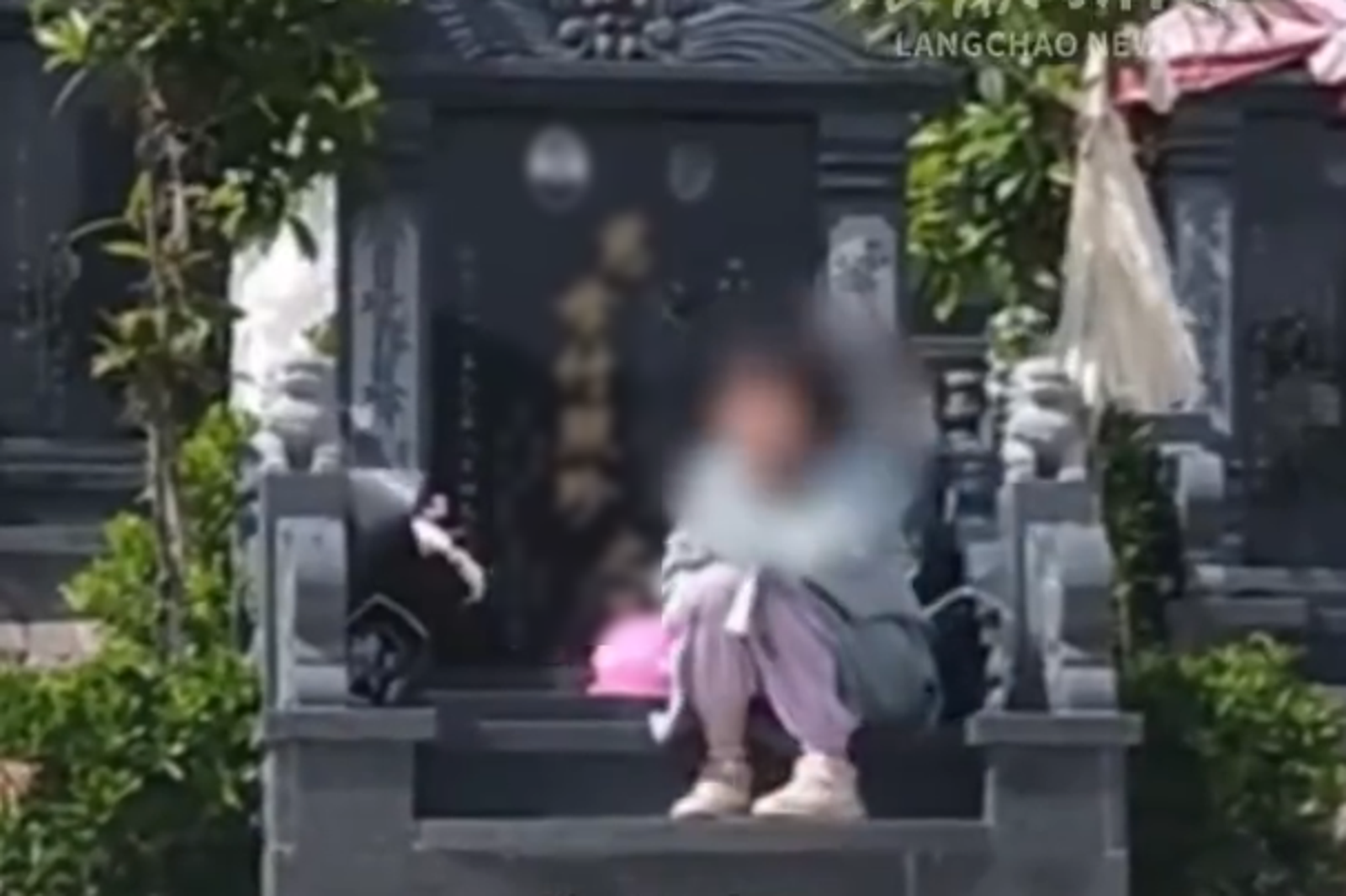 阿公、阿嬤半年相繼離世 女童不捨睡在墓碑旁惹淚