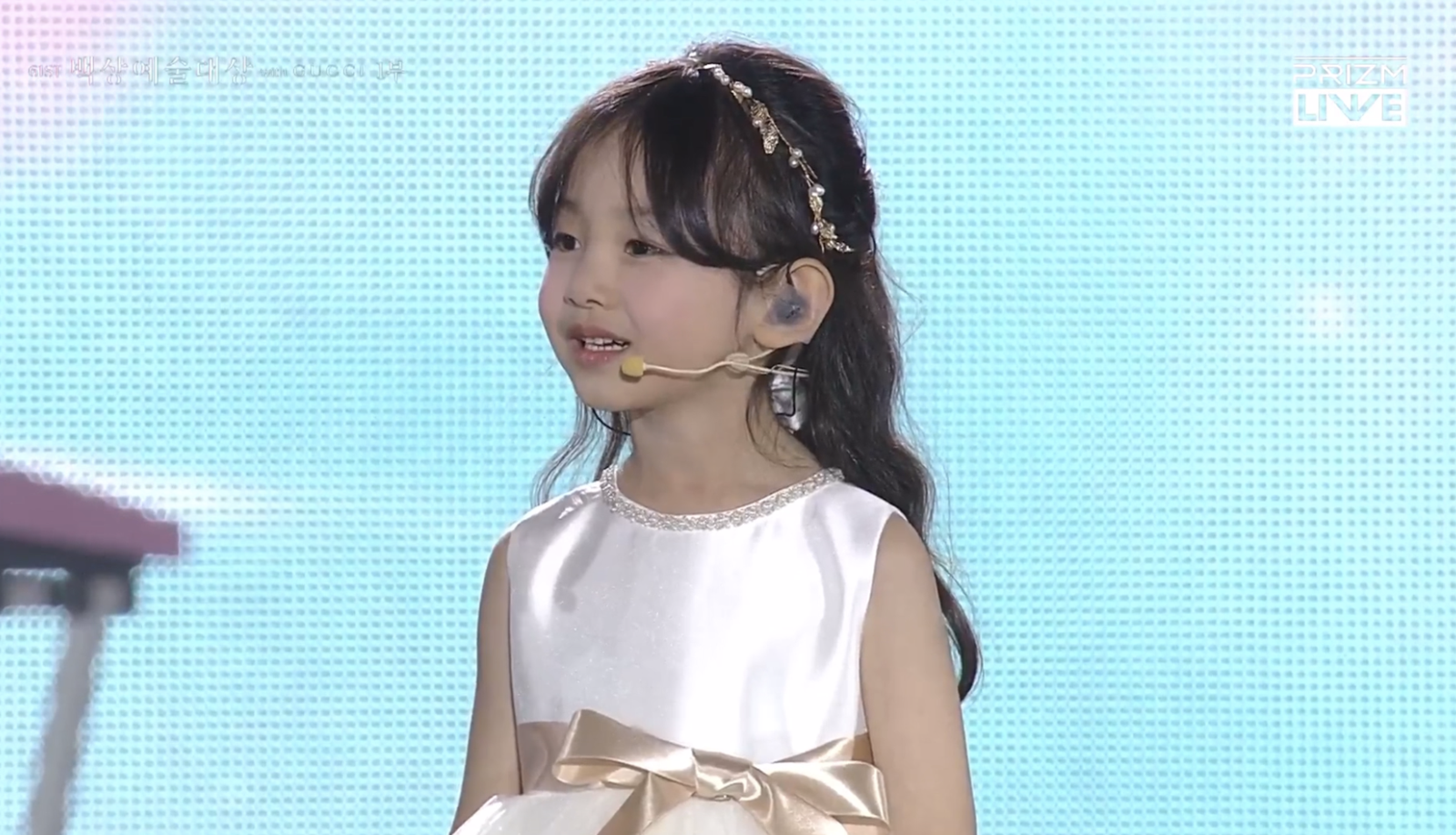 小朋友點名IU後就愣住。翻攝prizm 