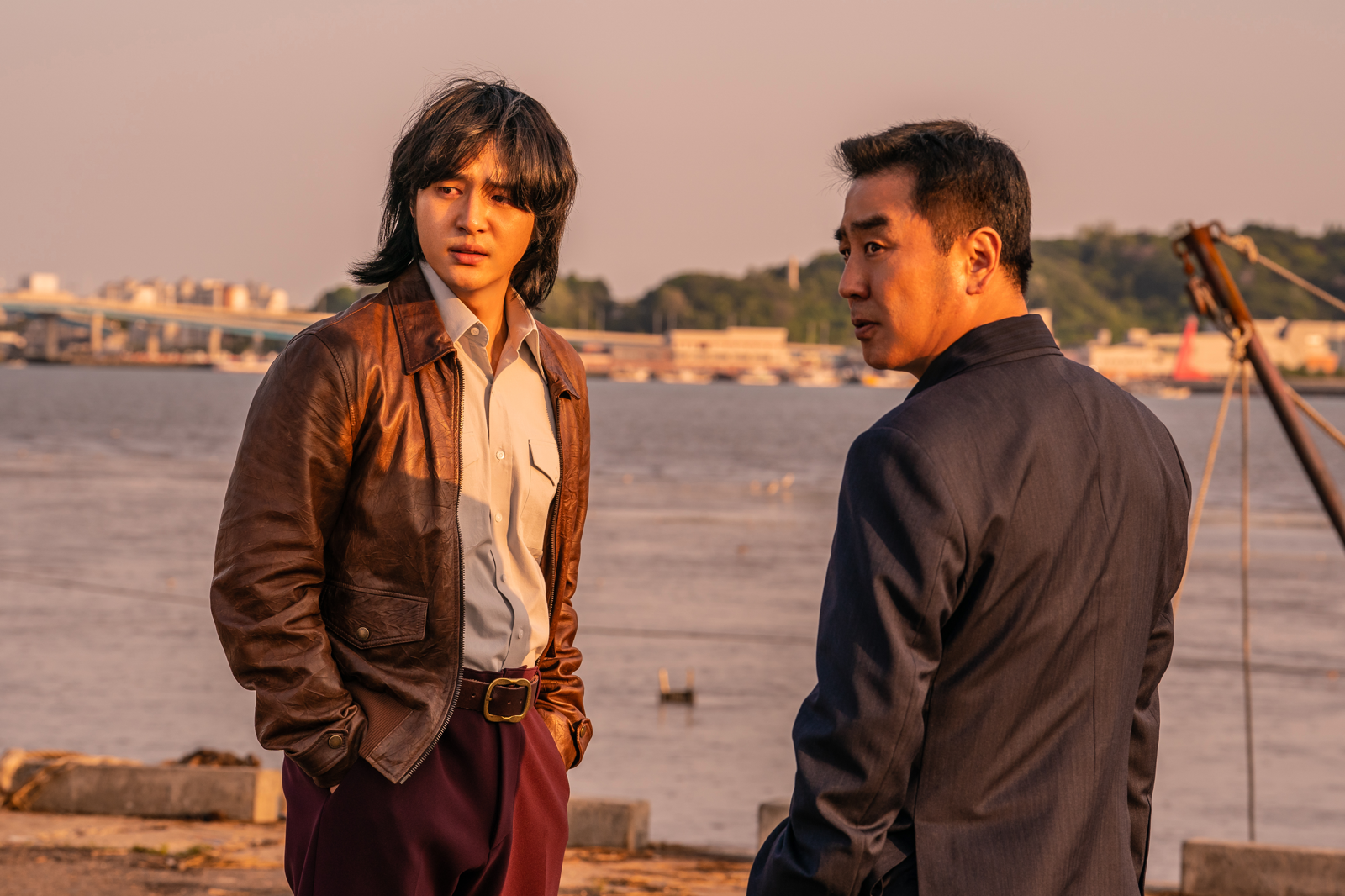 柳承龍（右）與梁世宗在《下流大盜》想透過尋寶鹹魚翻身。Disney+提供