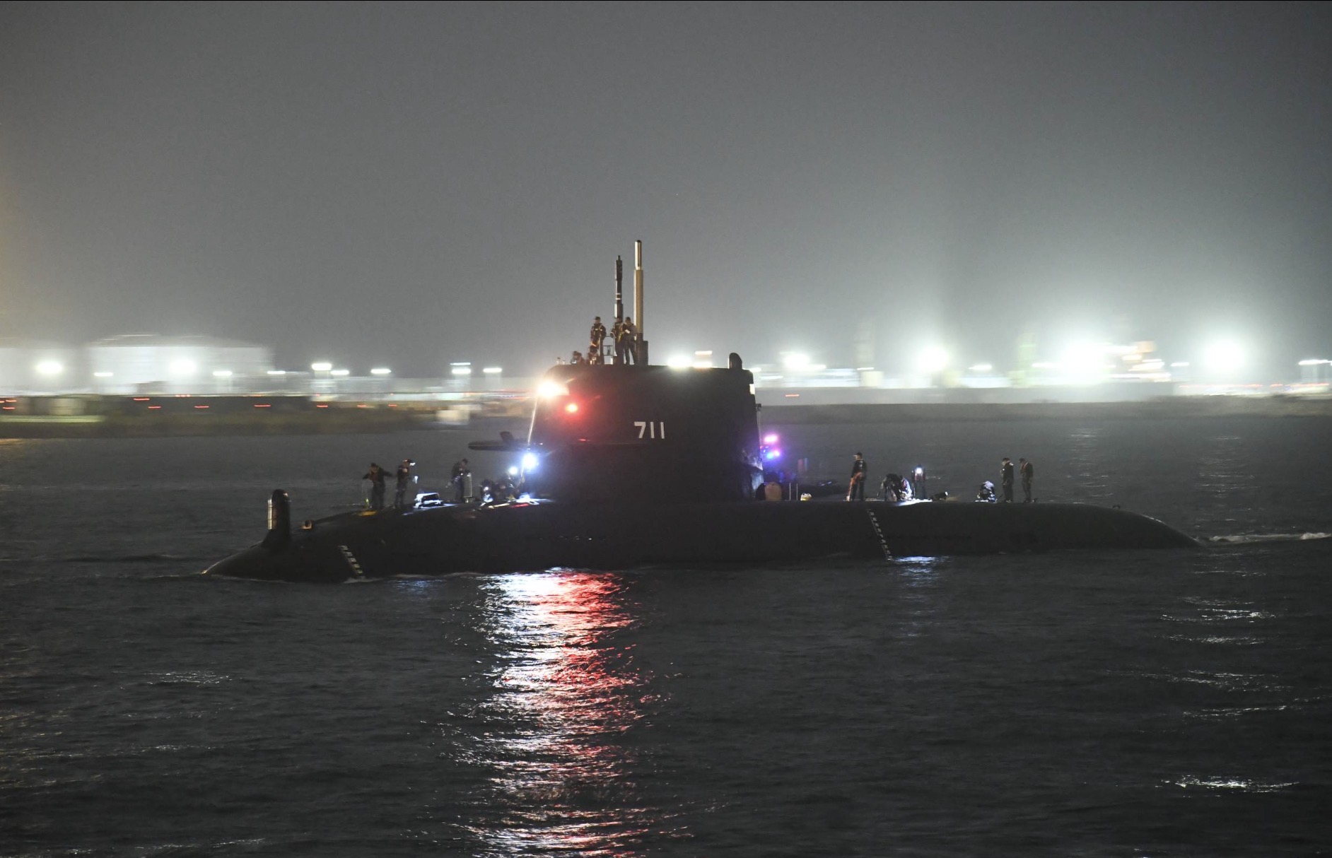 國造潛艦里程碑 海鯤號出海8小時完成潛航測試 - 鏡報