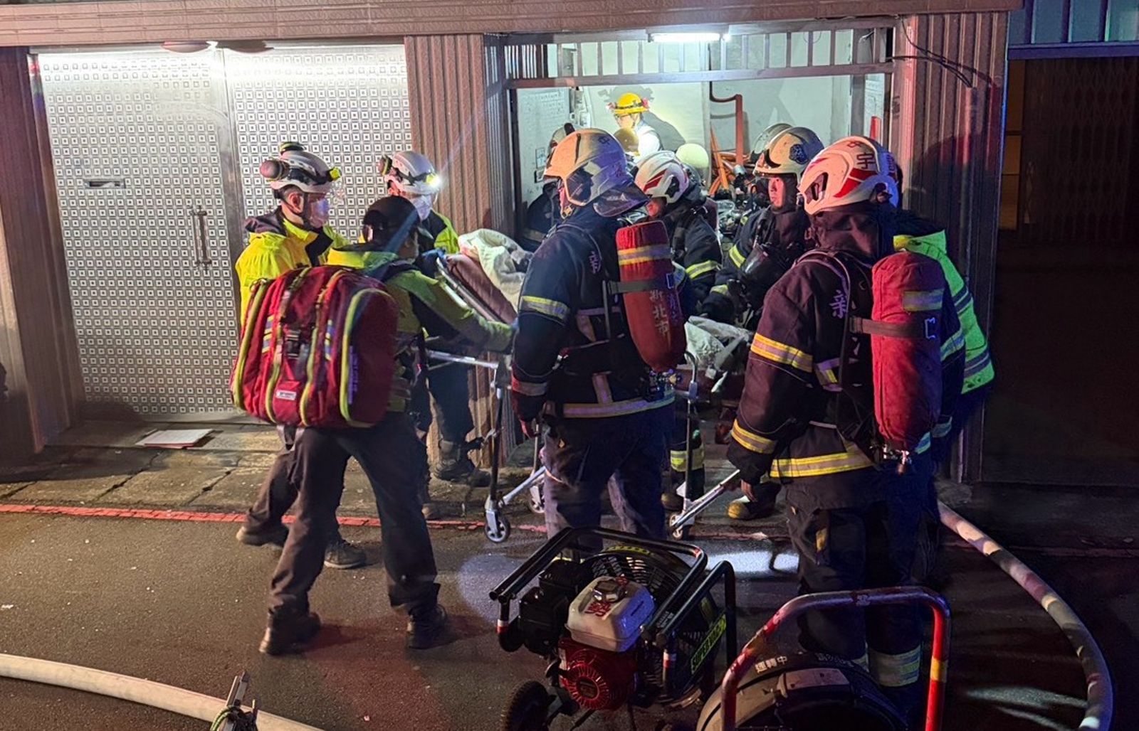 中和公寓暗夜傳氣爆 1男昏迷送醫屋內驚見燃燒瓦斯桶