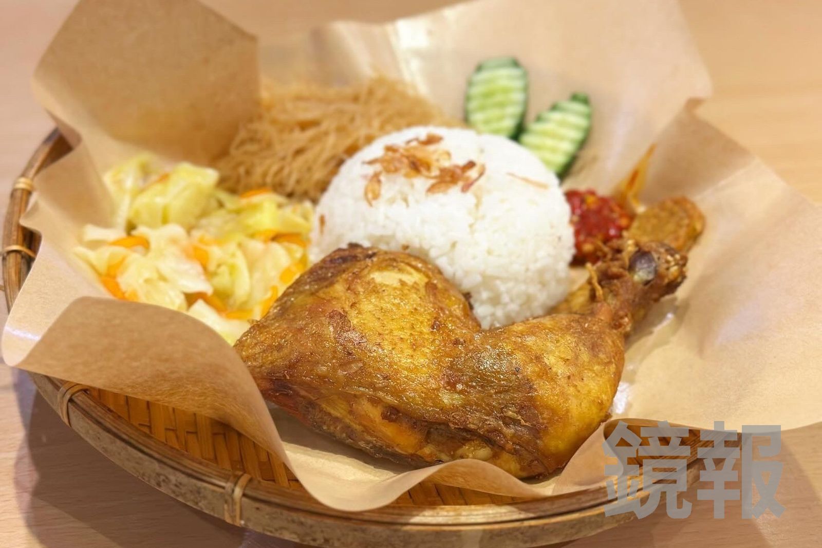 正男報食事／印尼便利商店竟然賣這麼猛的炸雞飯！配參巴辣椒醬一吃上癮