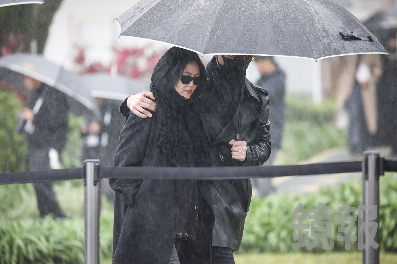 小S（左）與老公許雅鈞現身金寶山墓園。鄒保祥攝