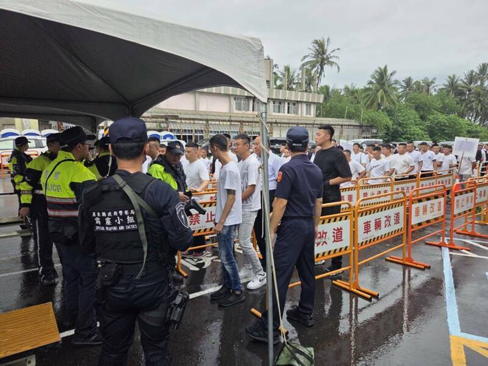 黑道公祭如同幫派大會！　警力壓境 3通緝犯當場上銬