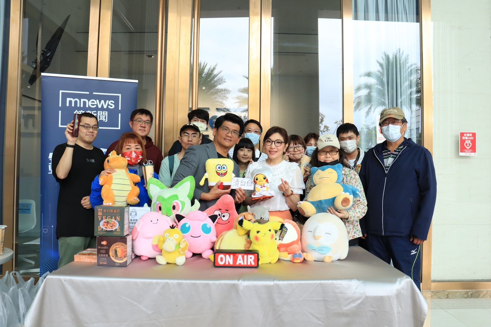 兩人於今日下午親赴鏡電視大門兌現承諾。鏡電視提供