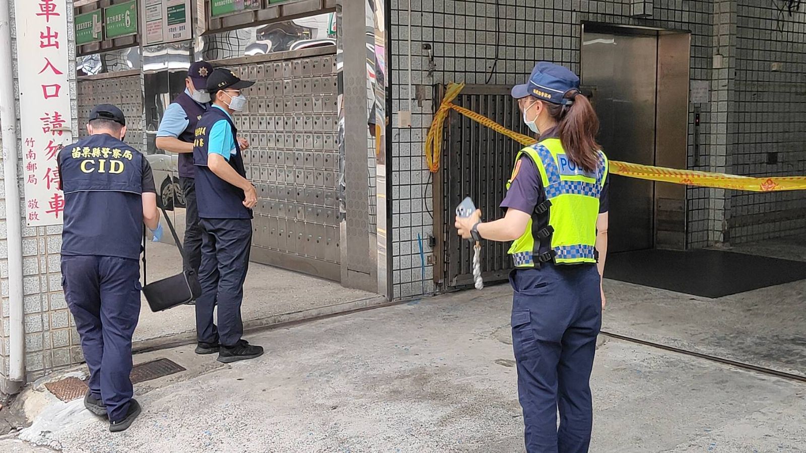 警方封鎖郵局車棚的兇殺現場，進行調查採證。民眾提供