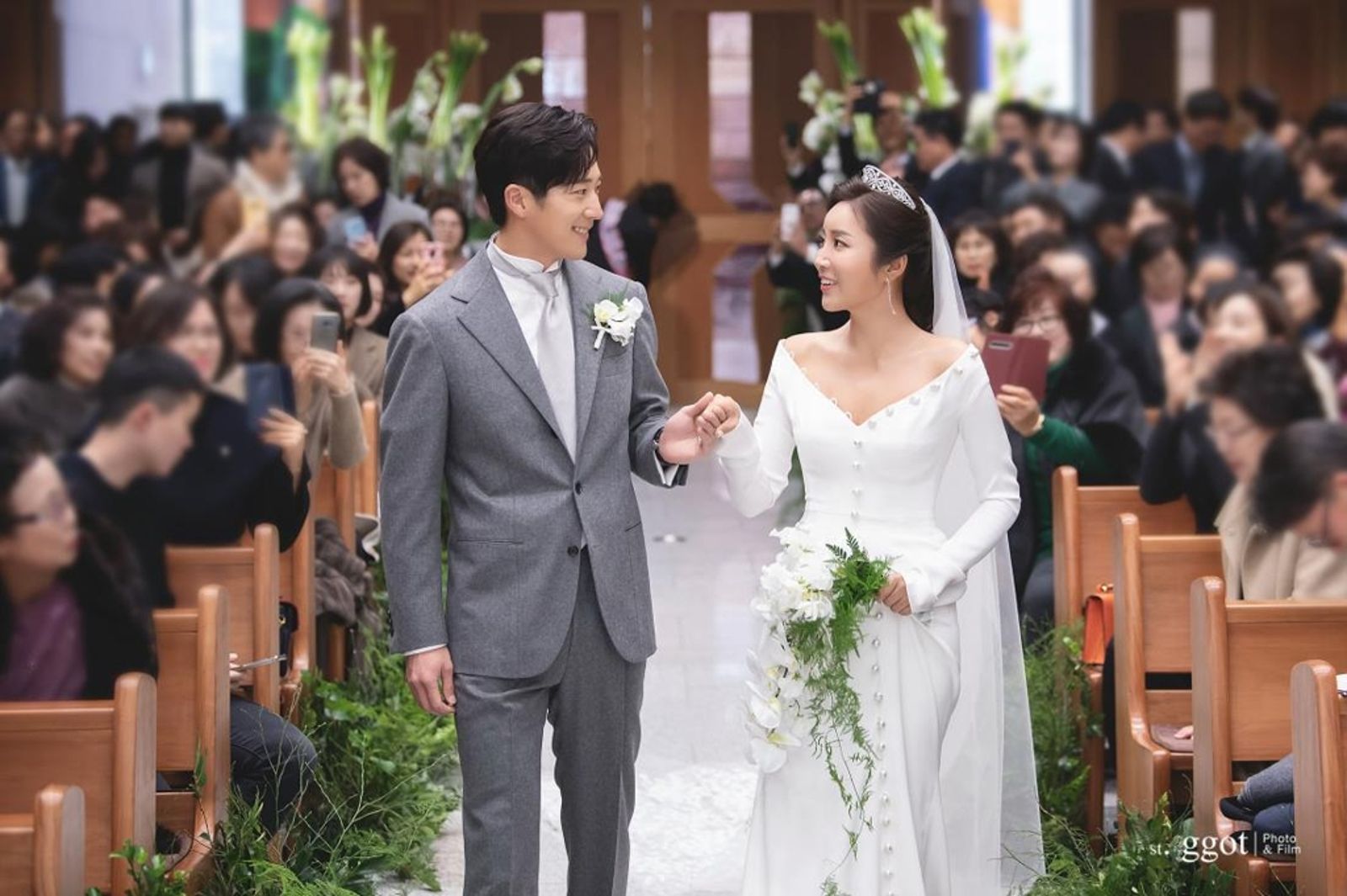 42歲的李莞(左)與小4歲的「高爾夫球女王」李寶美,2019年浪漫完婚,今證實將在明年2月升格爸媽。圖/翻攝自NAVER