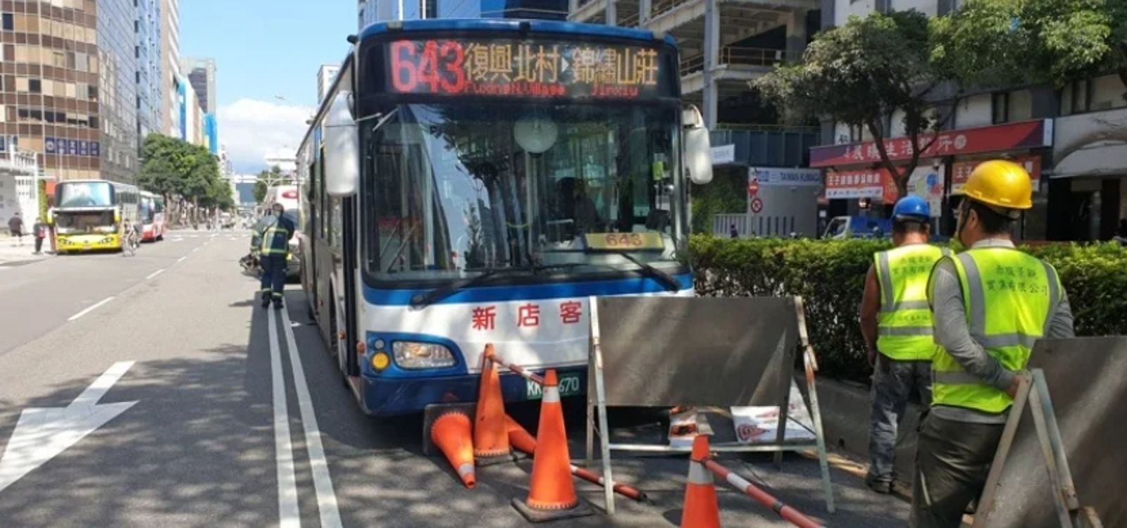 快訊／北市四平街公車撞上施工告示牌　女乘客與2童受傷送醫