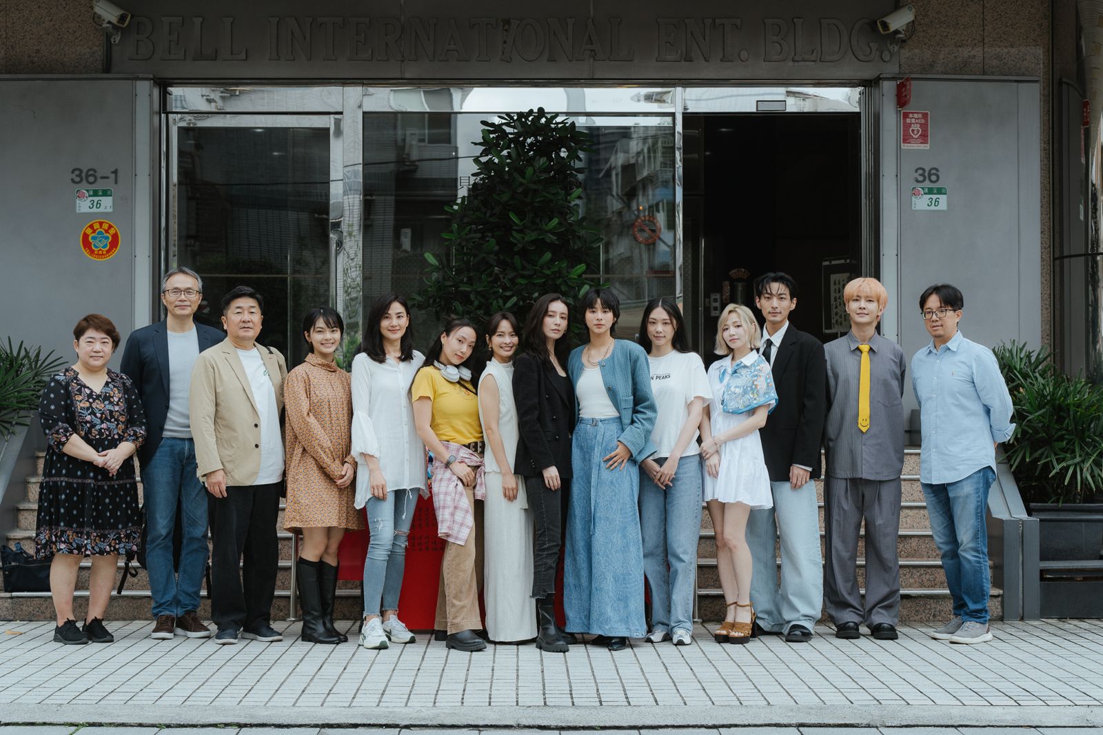 炎亞綸（右二）以投資方之一身份出席《她的唇，她的吻》開鏡。有意思國際傳媒提供