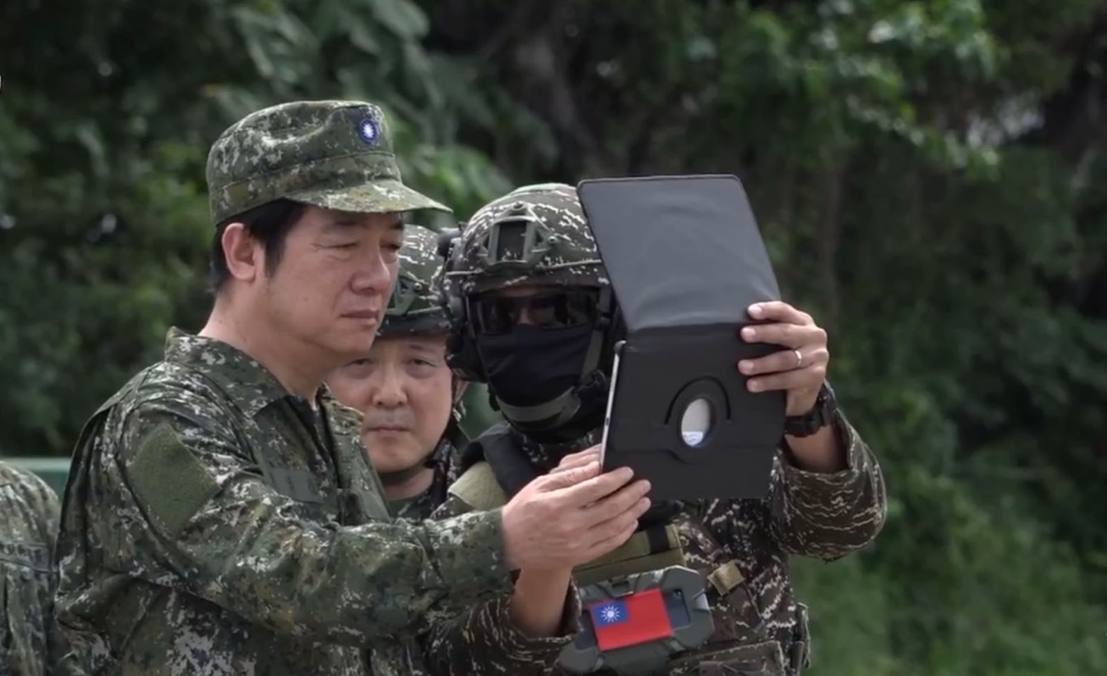 漢光演習第6天！賴清德登艇視導「海軍防禦性布雷操演」　頒加菜金慰勉國軍　