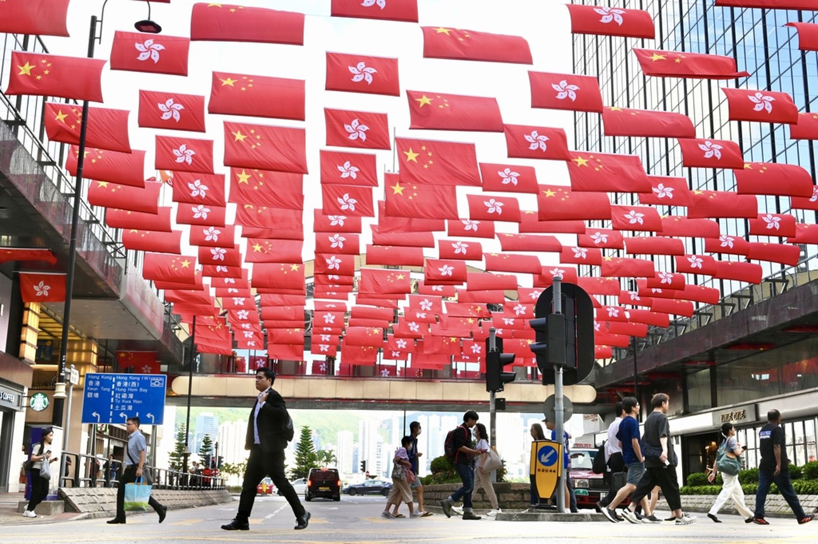 今年是香港回歸中國28周年,香港尖沙咀街頭掛滿國旗和區旗。圖/東方IC