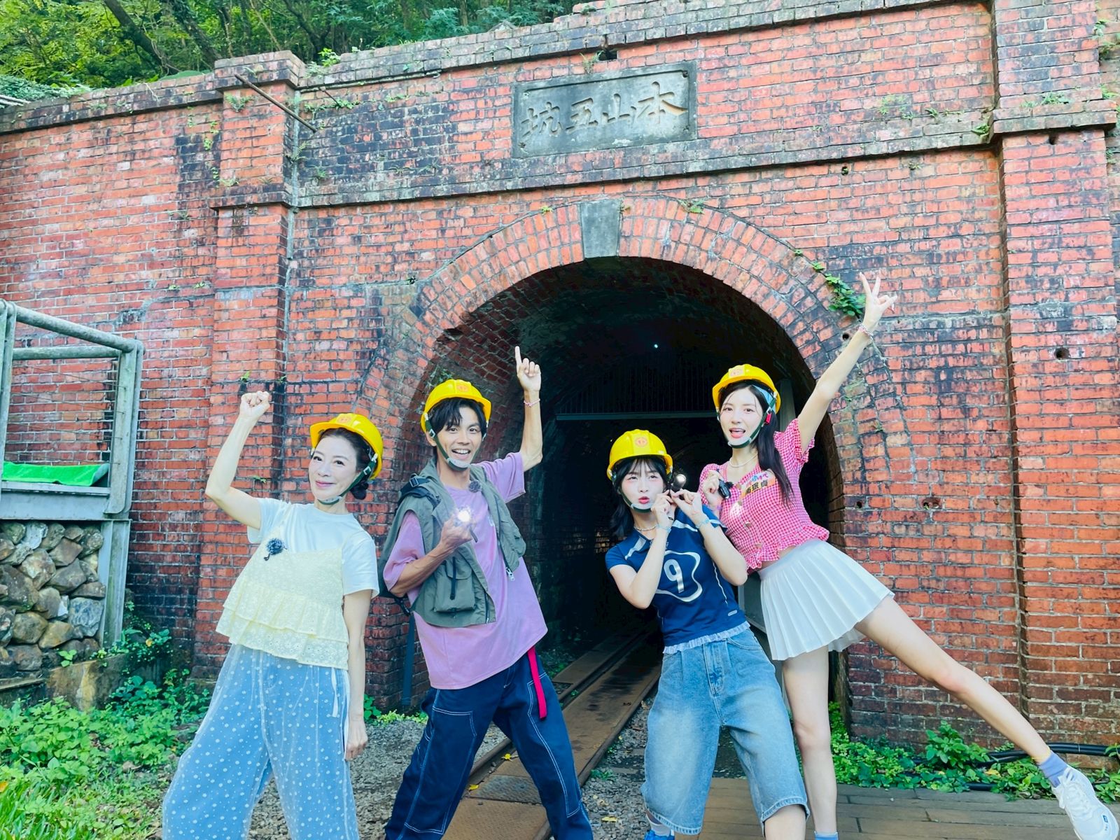 一行人來到瑞芳。民視提供