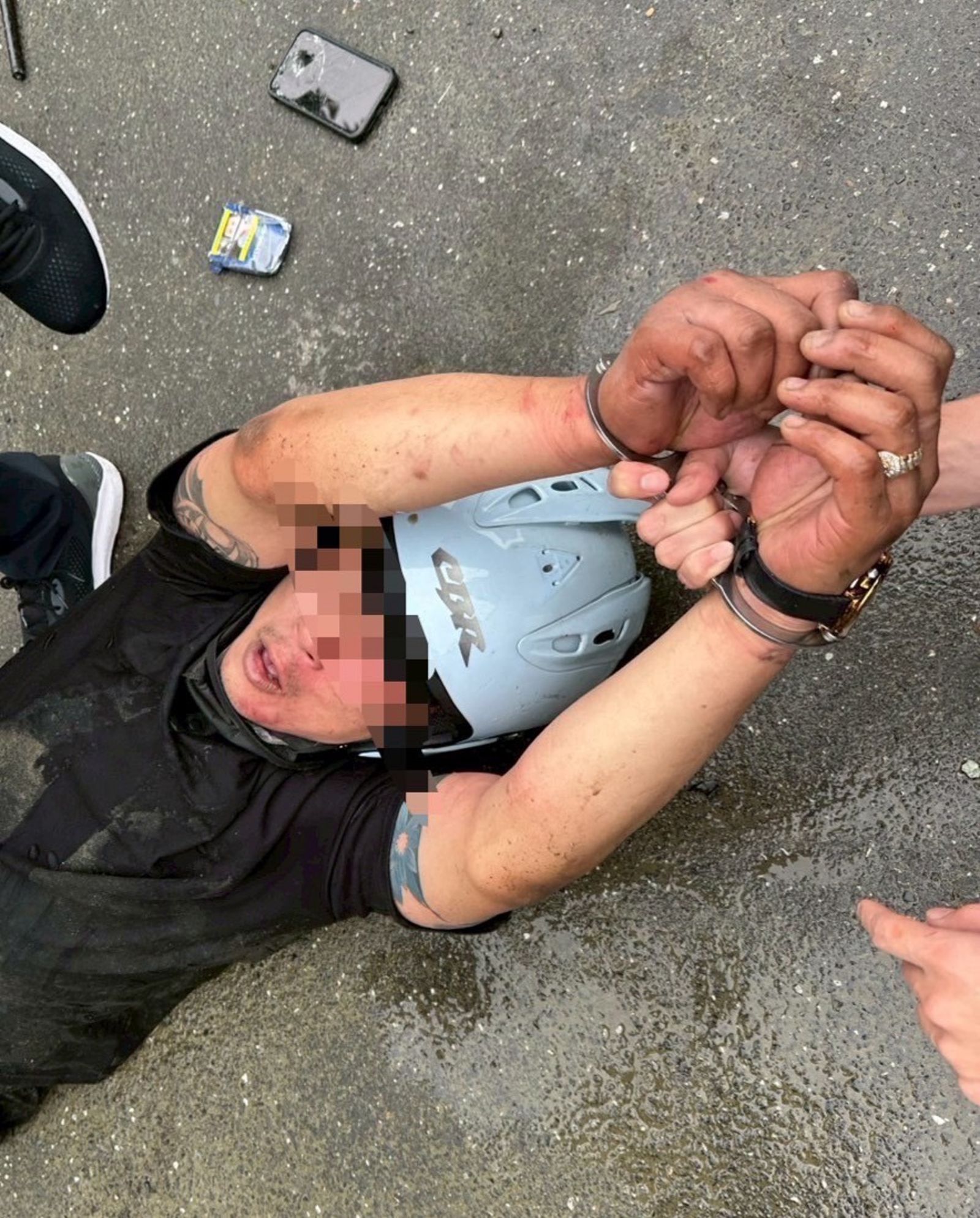 有片／亡命毒販買便當突掏槍！　8警生死一瞬間險成駁火現場