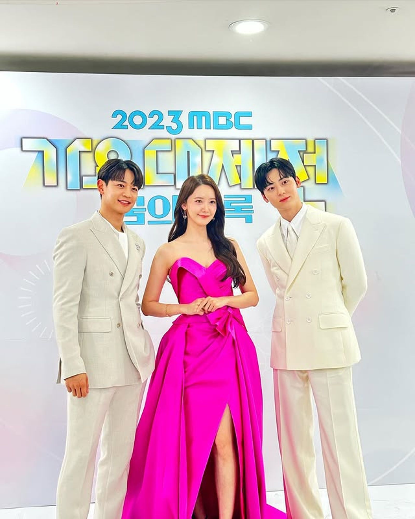 黃旼炫(右起)入伍前曾搭檔潤娥、珉豪一起主持《歌謠大祭典》,退伍後光速回歸。翻攝IG@hoiminho_1209