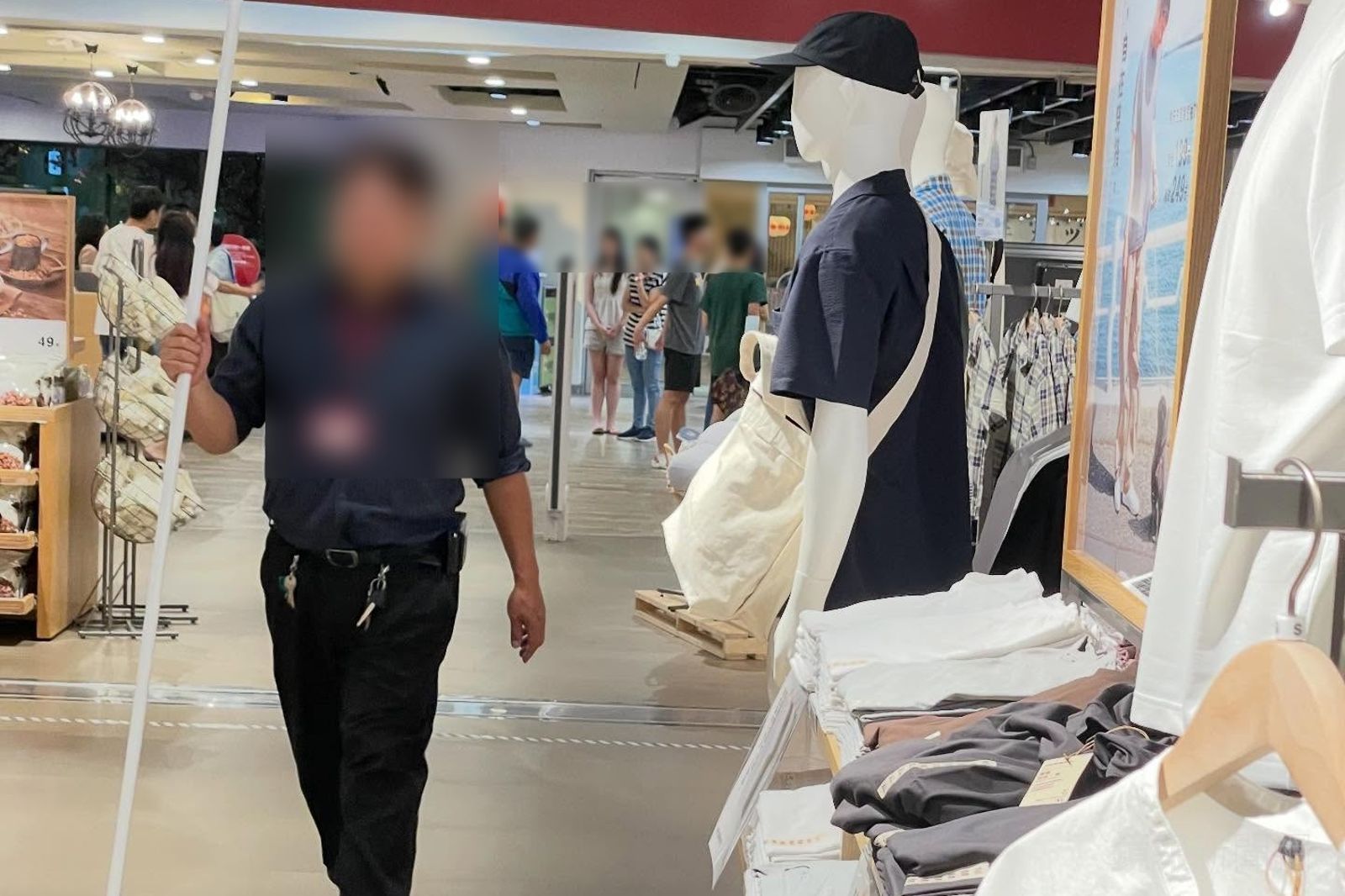 民眾目擊男子裸體躺床。圖／翻攝自Threads@chenthan_7５