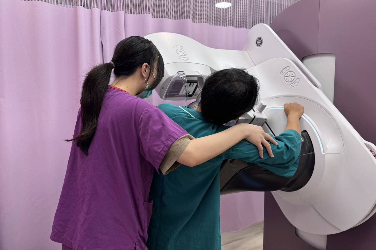 怕痛不敢做乳癌篩檢？全球最新乳房攝影設備來了！無痛檢查又免費