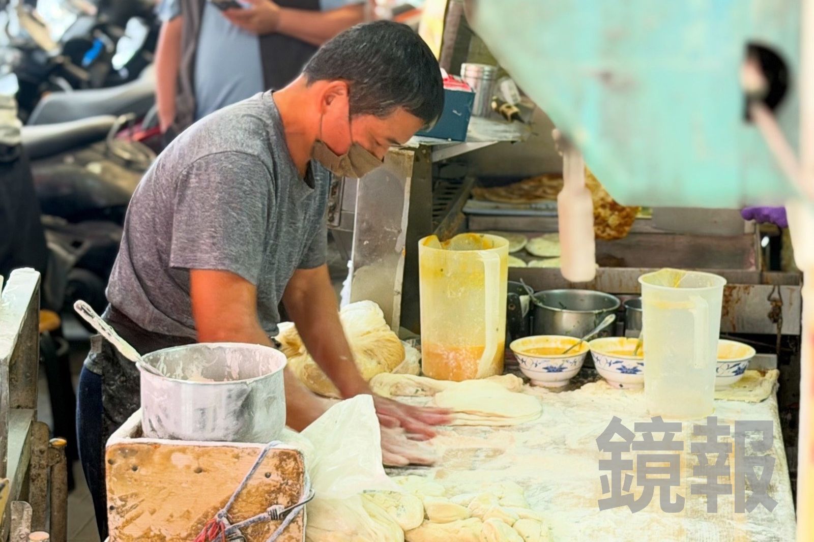 假日人龍排爆！旭達豆漿店脆皮蛋餅值得等嗎？