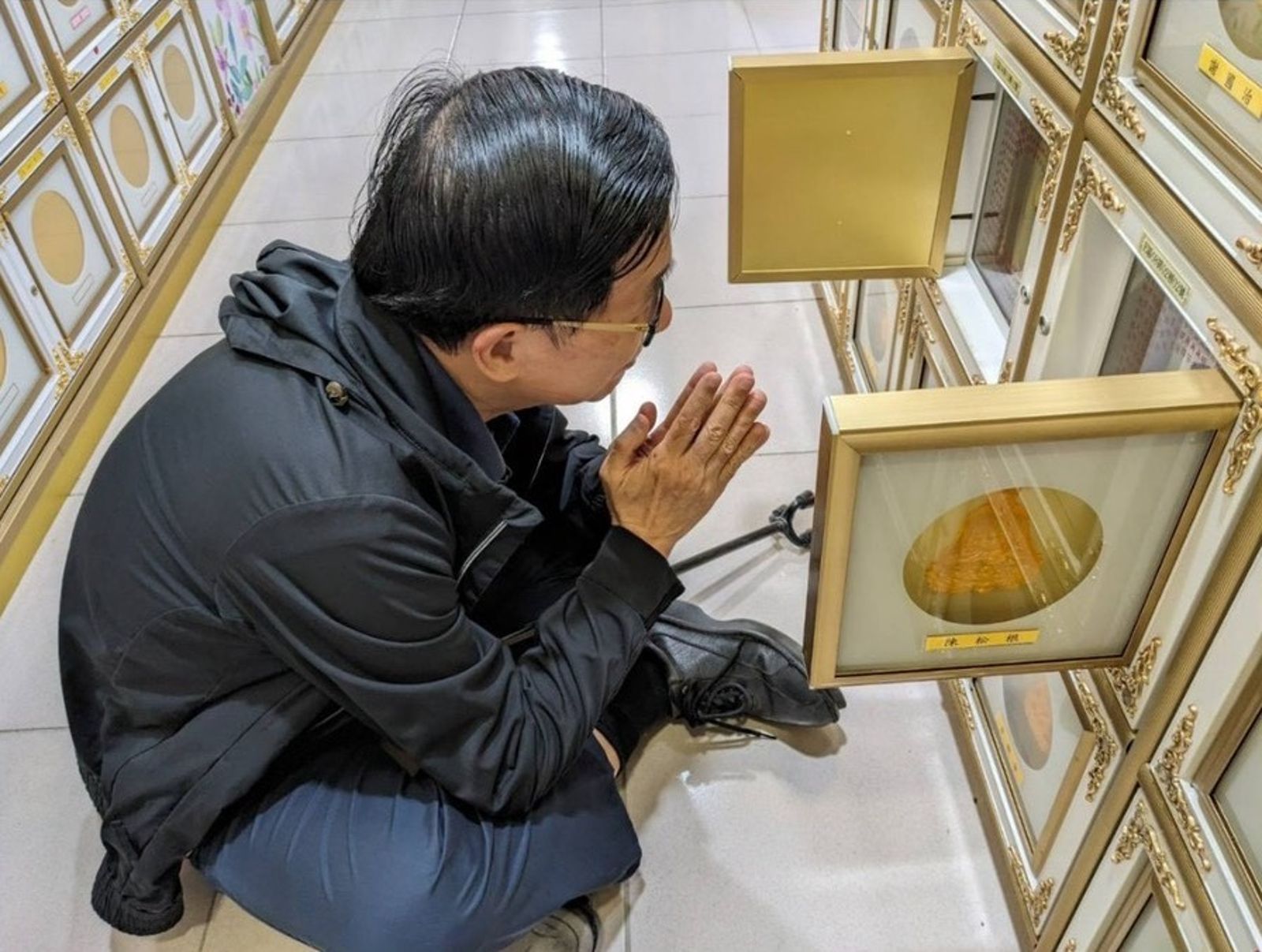 陳水扁清明節祭拜父母　盤坐在地原因曝光