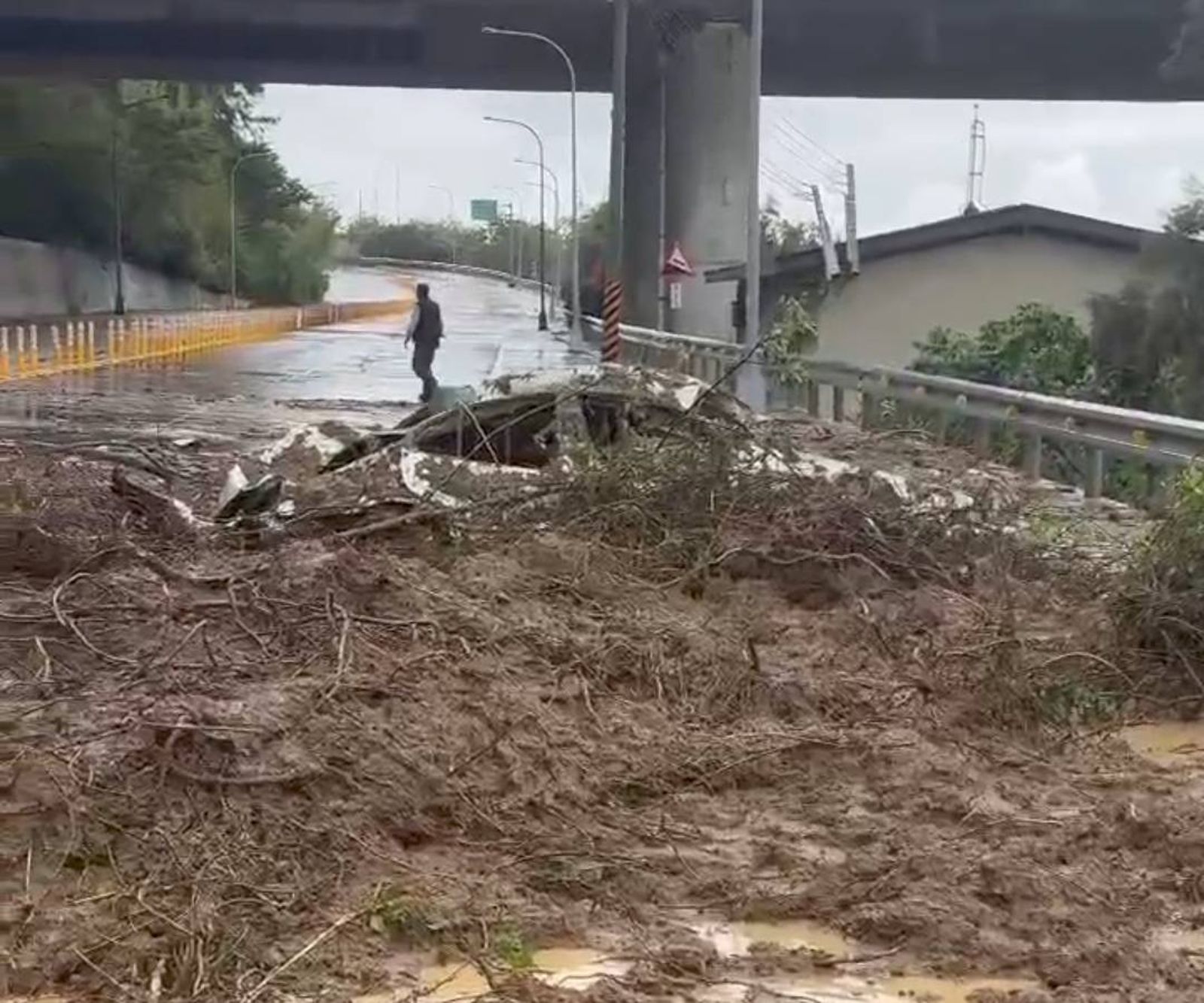 不只淹水！苗栗暴雨沖出土石流　苗9線邊坡坍方壓垮轎車「路不通了」