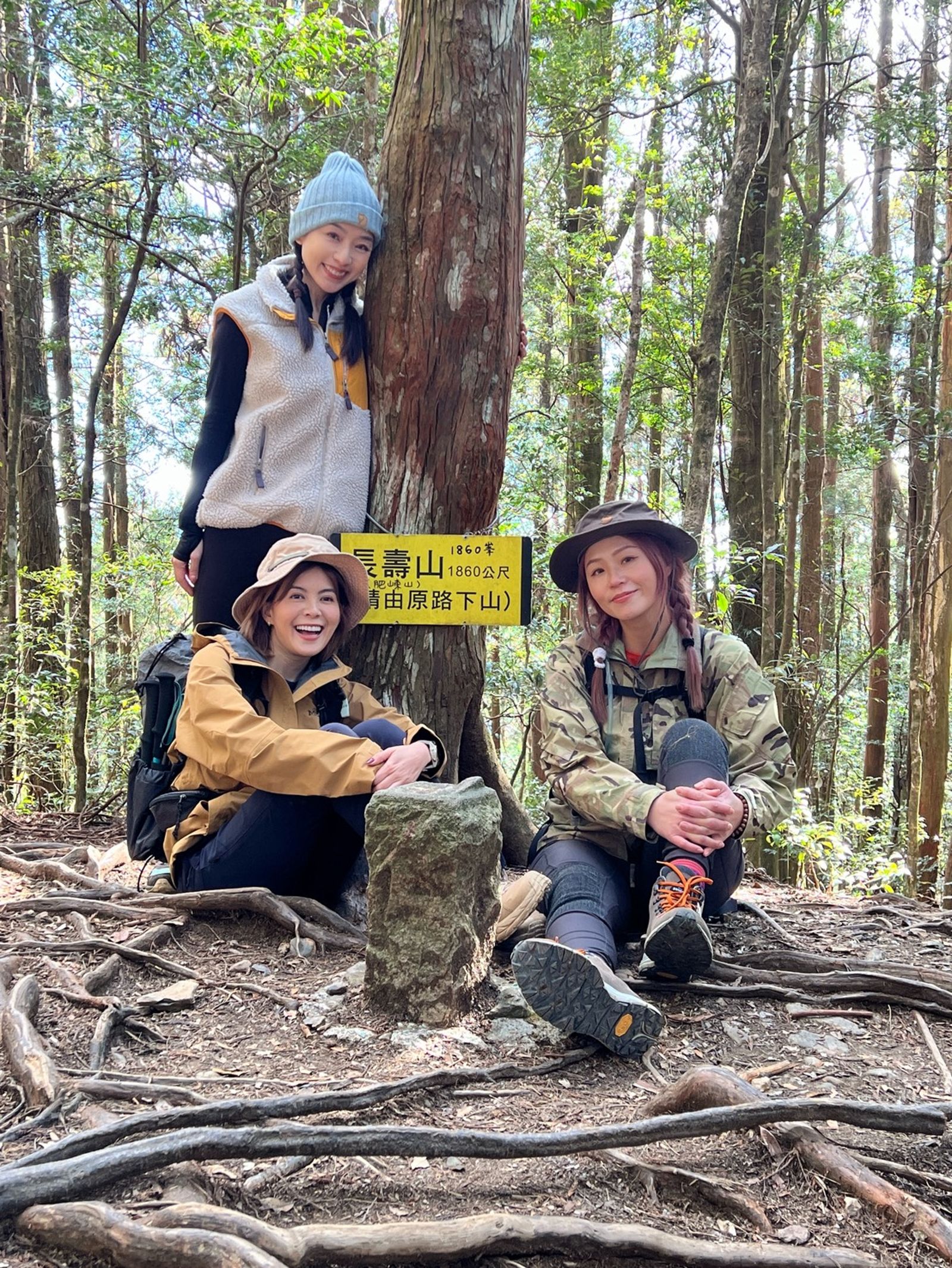 林柏妤（前左）曾特地陪賴芊合（後）爬山慶生。民視提供