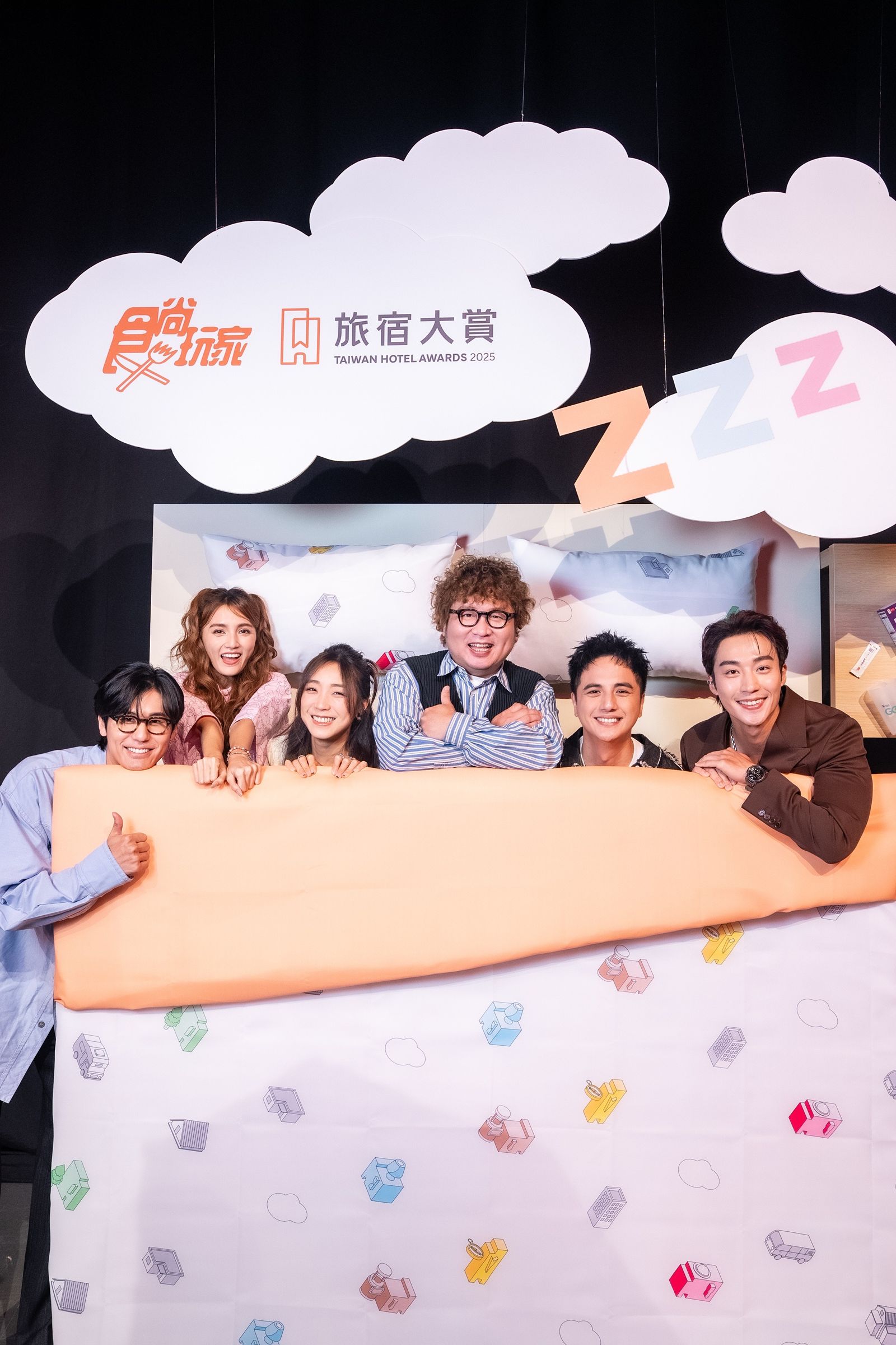 《食尚玩家》主持群風田(左起)、朵拉、梁舒涵、納豆、曾子余、卞慶華難得同框。TVBS提供