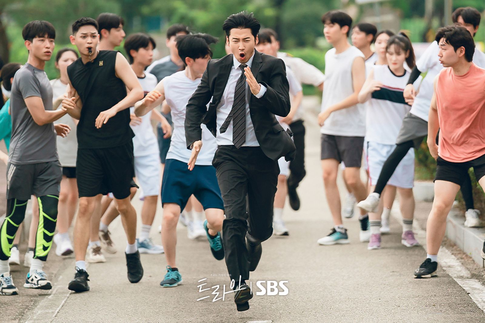 尹啟相飾演的教練，不按牌理出牌，卻一路帶著學生朝全國冠軍目標往前衝。翻攝IG@sbsdrama.official