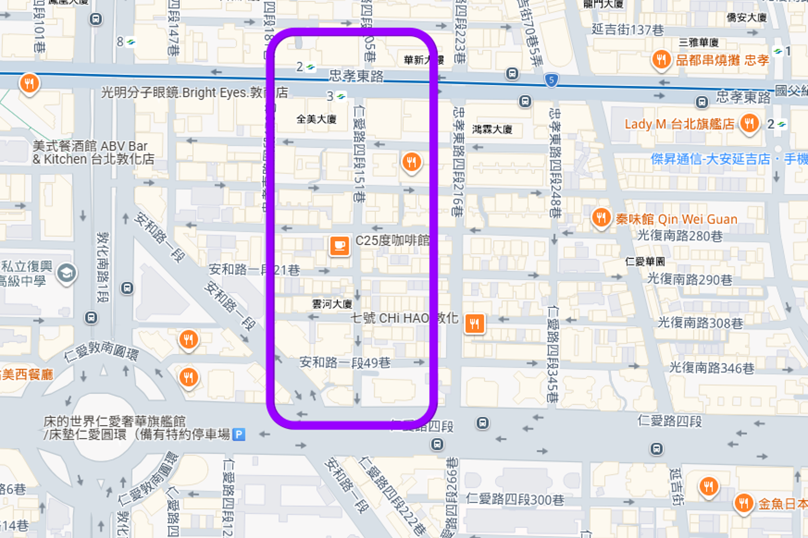 民眾指出，每日8點57分左右都會有一名男子出沒北捷忠孝敦化3號出口至仁愛路151巷一帶，蓄意衝撞路人。圖／翻攝自Google map