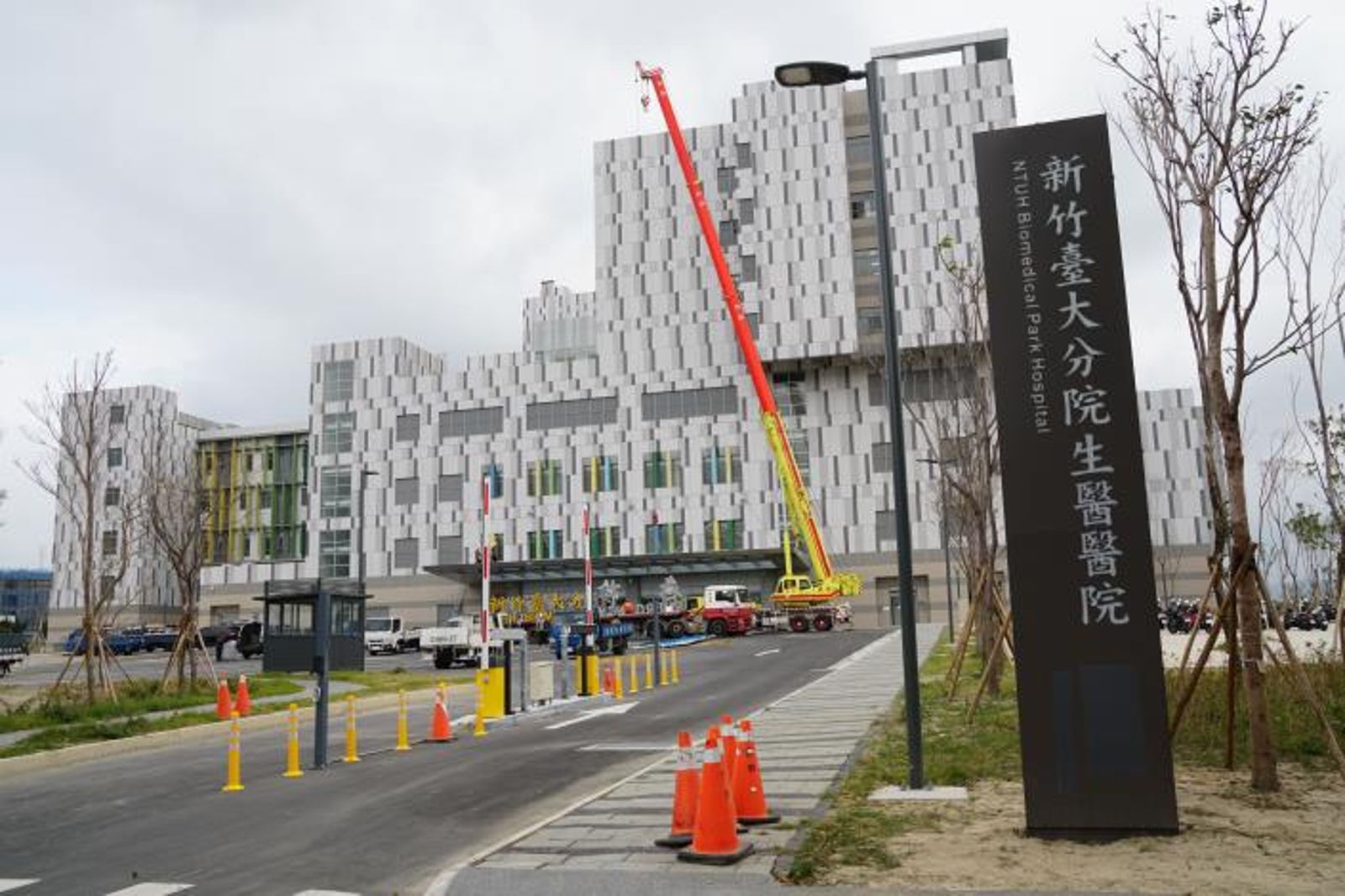 台大醫院新竹分院爆性騷 男護理長誆「露出乳溝」帶女病患進更衣室扒光