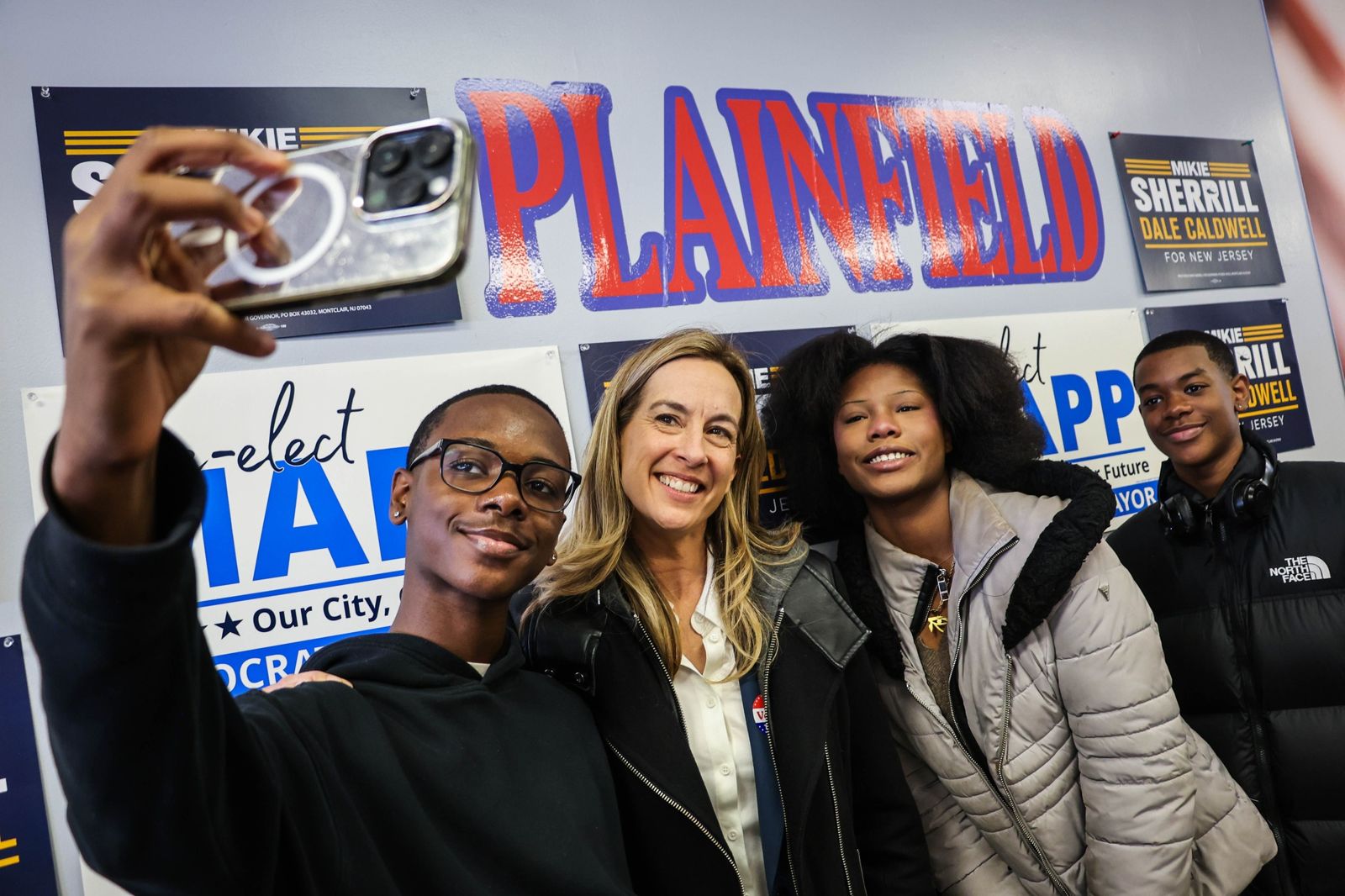 紐澤西州民主黨州長謝里爾（左二）反擊對手恰塔雷利（Jack Ciattarelli），直指他是「特倫頓（Trenton，紐澤西州首府）的川普」。圖／Mikie Sherrill臉書