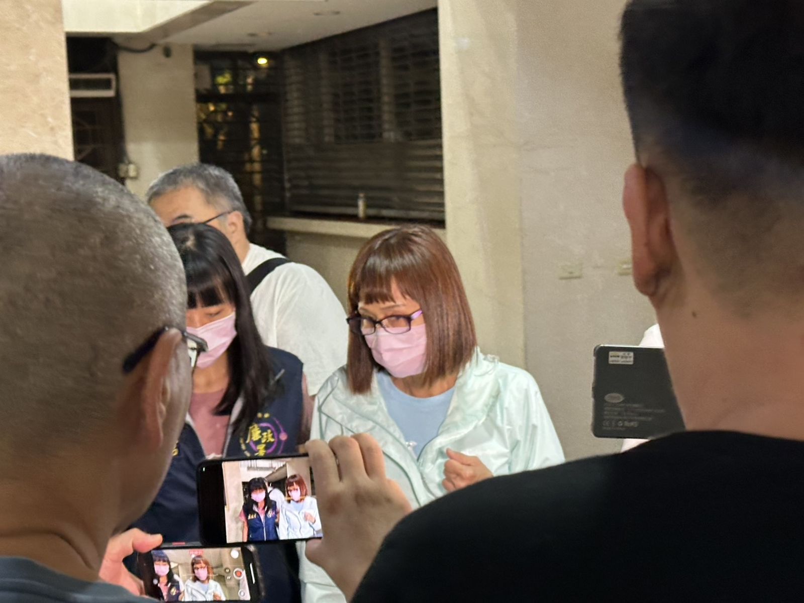 快訊／陳歐珀遭爆「浮報助理費」　妻子抵達北檢複訊