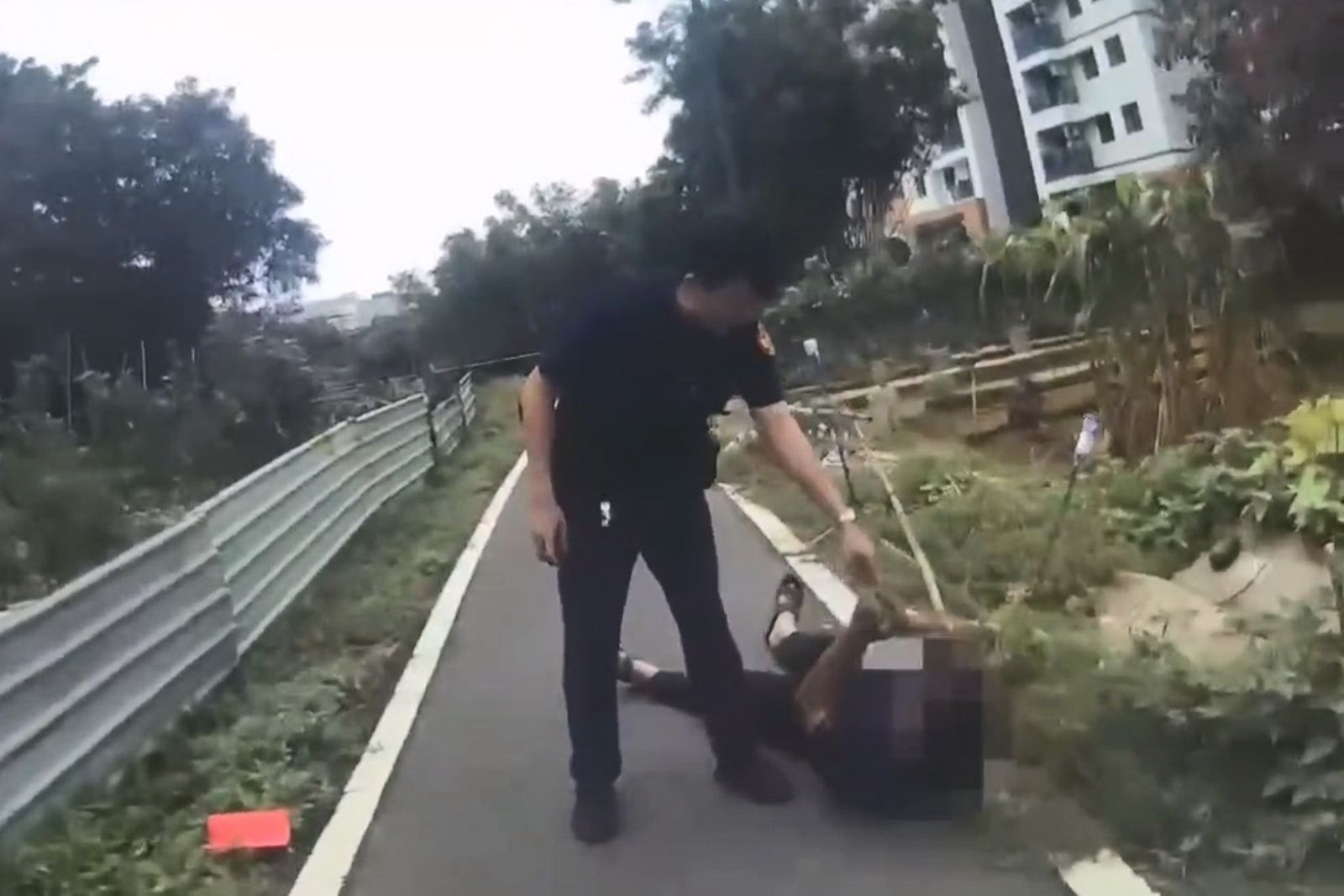 顏男棄車逃逸，在狹窄巷弄無路可走，被警員壓制在地。民眾提供