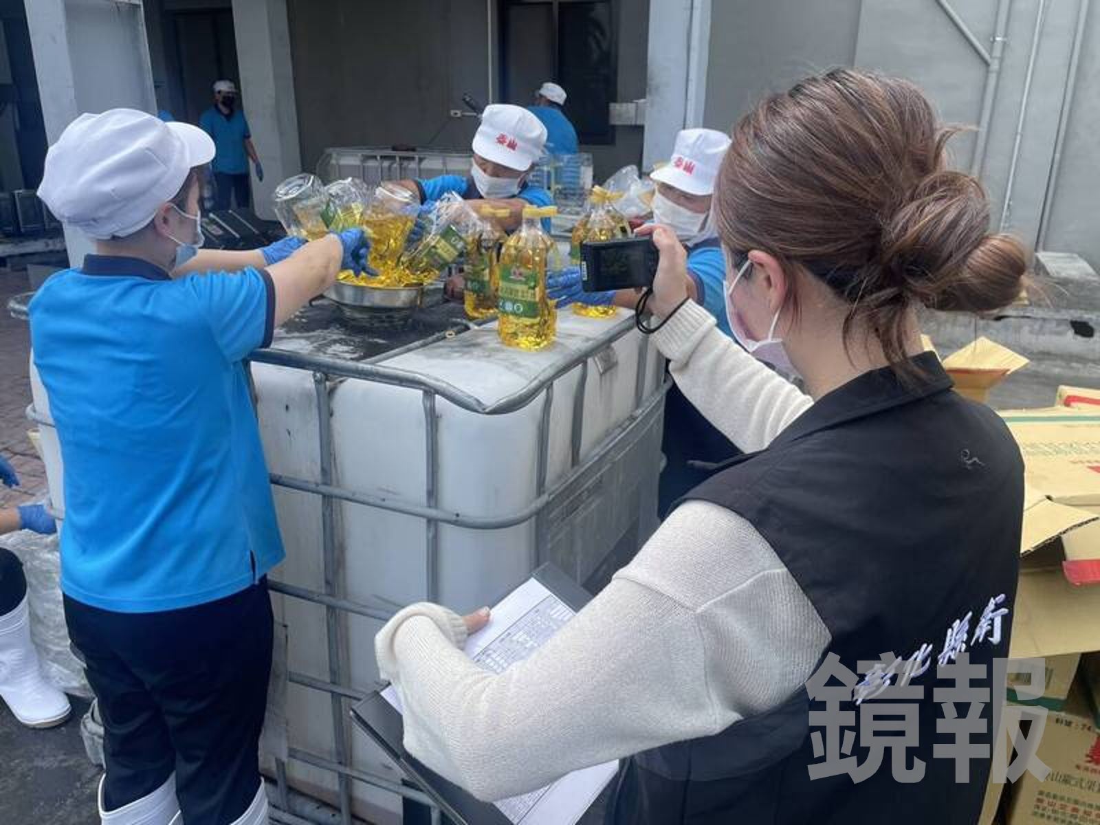 問題油品倒入大油桶後再摻合染色劑,彰化縣衛生局人員在旁監督,確保銷毀過程依規定完成。彰化縣衛生局提供