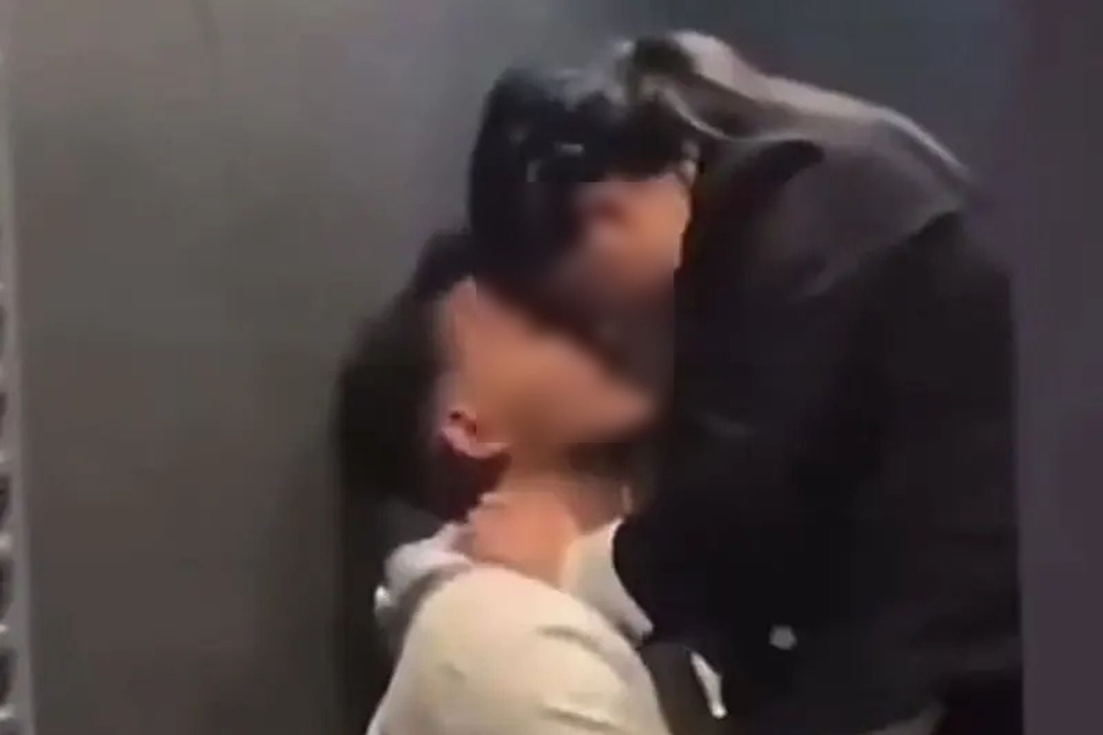 喝太醉！外籍男蹲廁所強吻清潔阿姨　網見她1反應笑翻：值得
