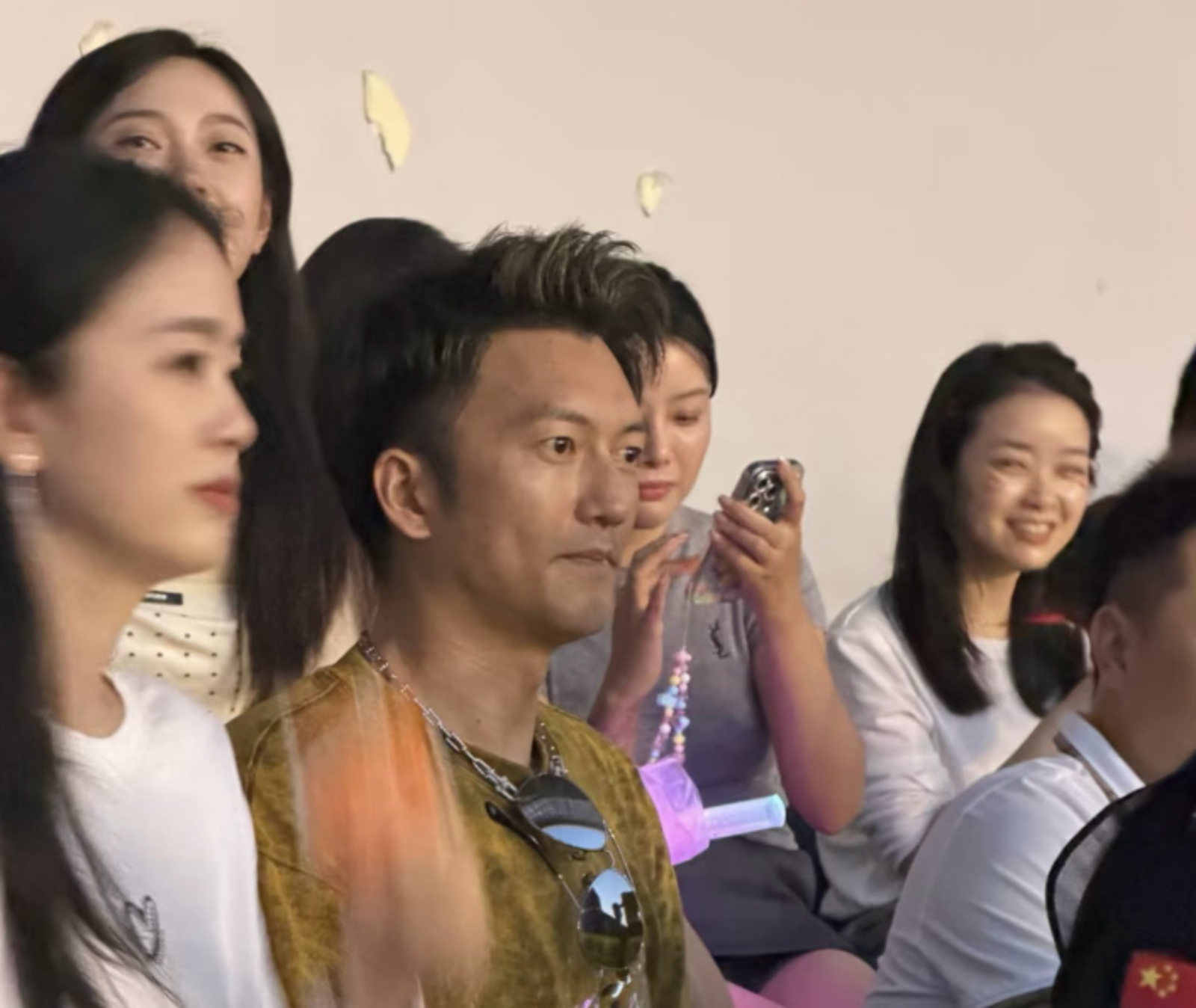 易峰頂著謝霆鋒的招牌髮型,在座位上已被搶拍。翻攝微博
