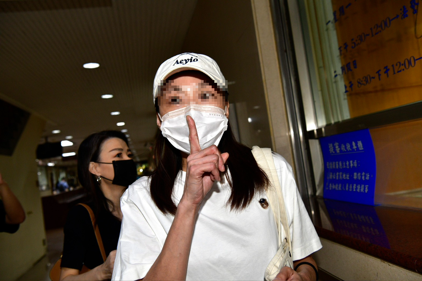 遭三立前副總子下藥性侵!江姓女藝人戴帽現身北院 「視訊隔離」狠撕惡行