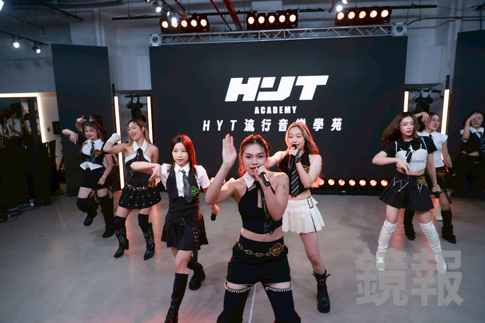 陳致遠女兒陳琳(前中)加入HYT流行音樂學苑成為培訓學員。劉耀勻攝