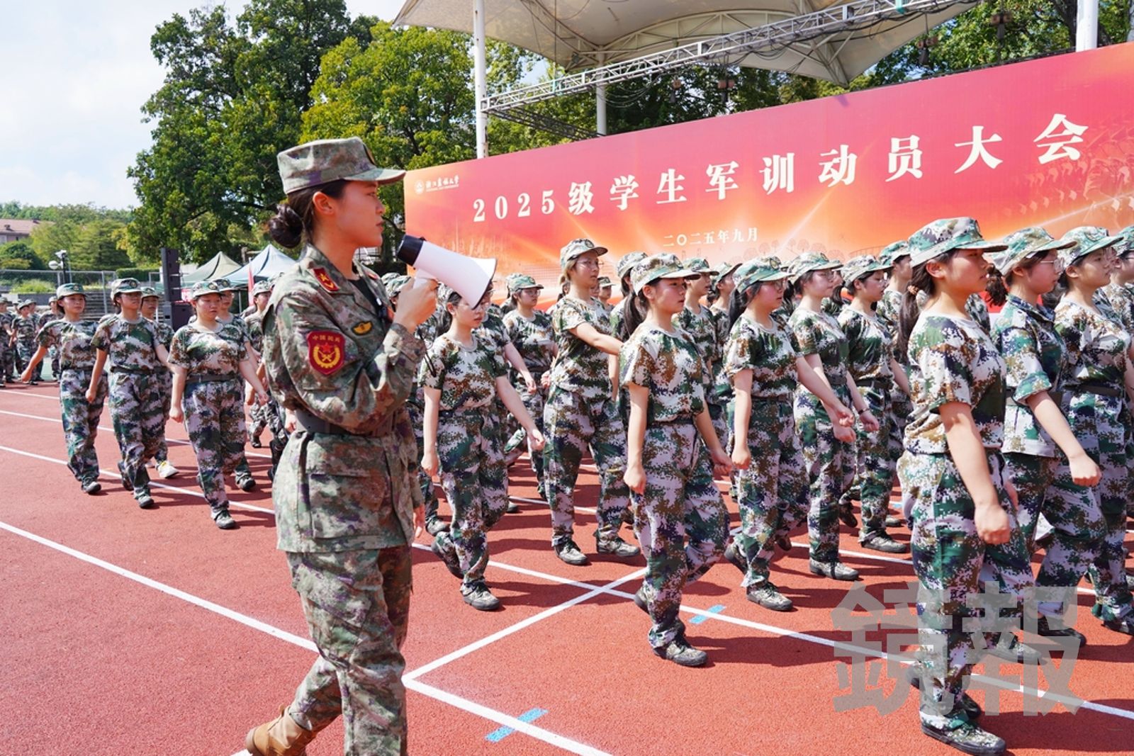 中國曾参加九三閱兵的民兵受閱，在9 月19日又得接受指導怎麼踢正步。圖／東方IC
