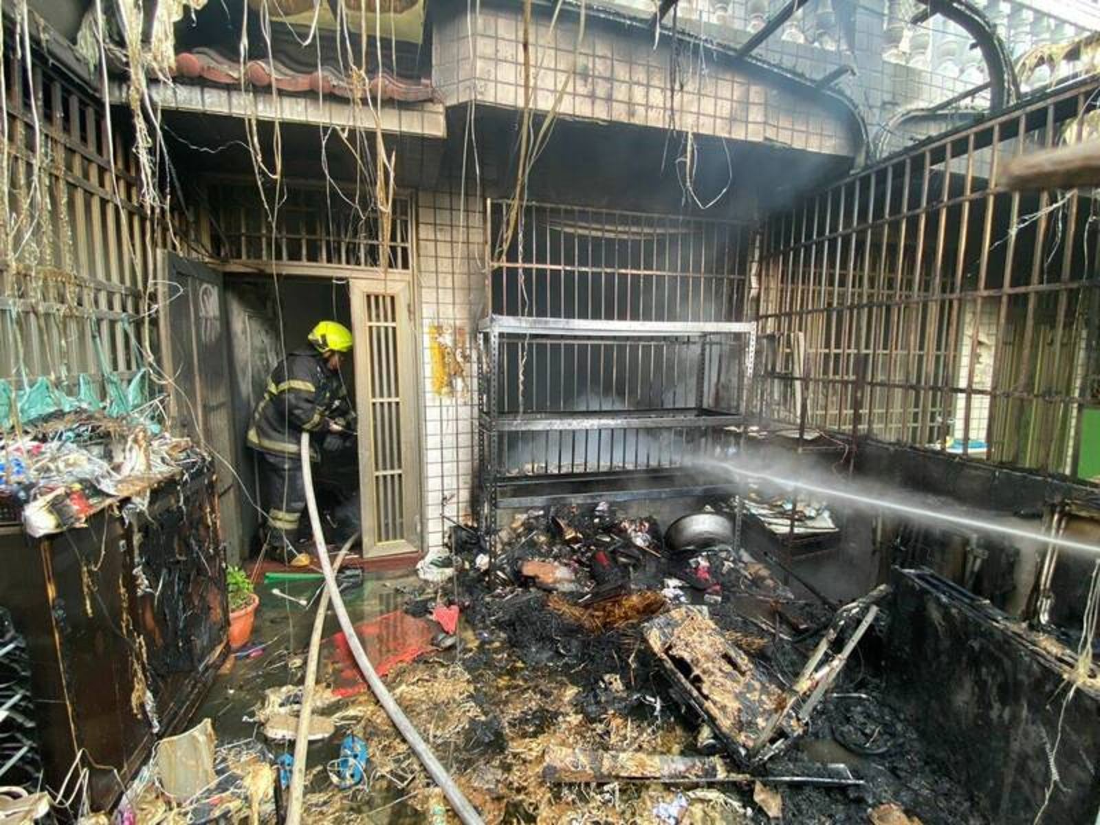 台南鹽水民宅清晨火警　7旬阿嬤受困獲救2孫順利逃生