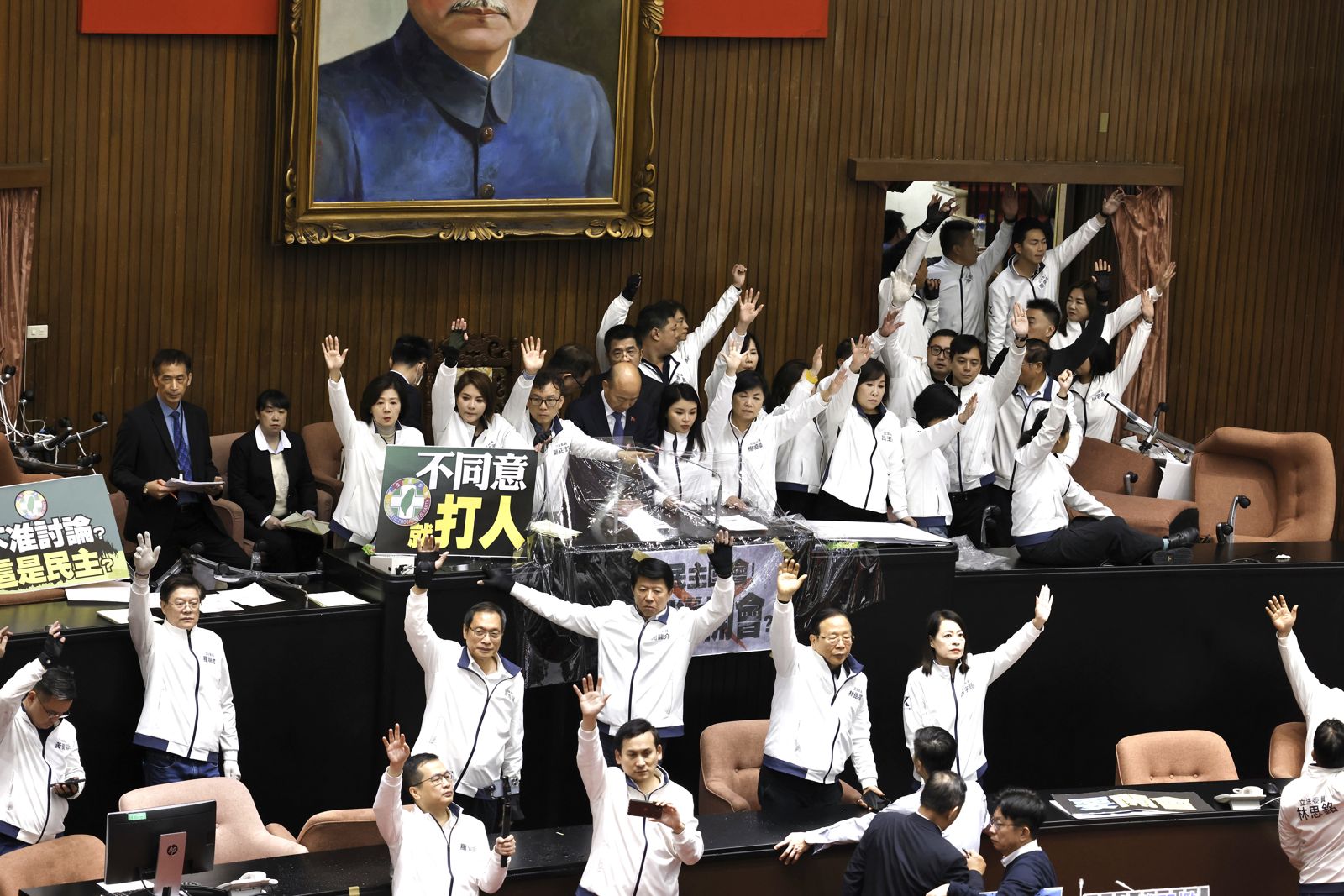 陳嘉宏專欄：立法院為什麼總在會期最後一天亂搞？