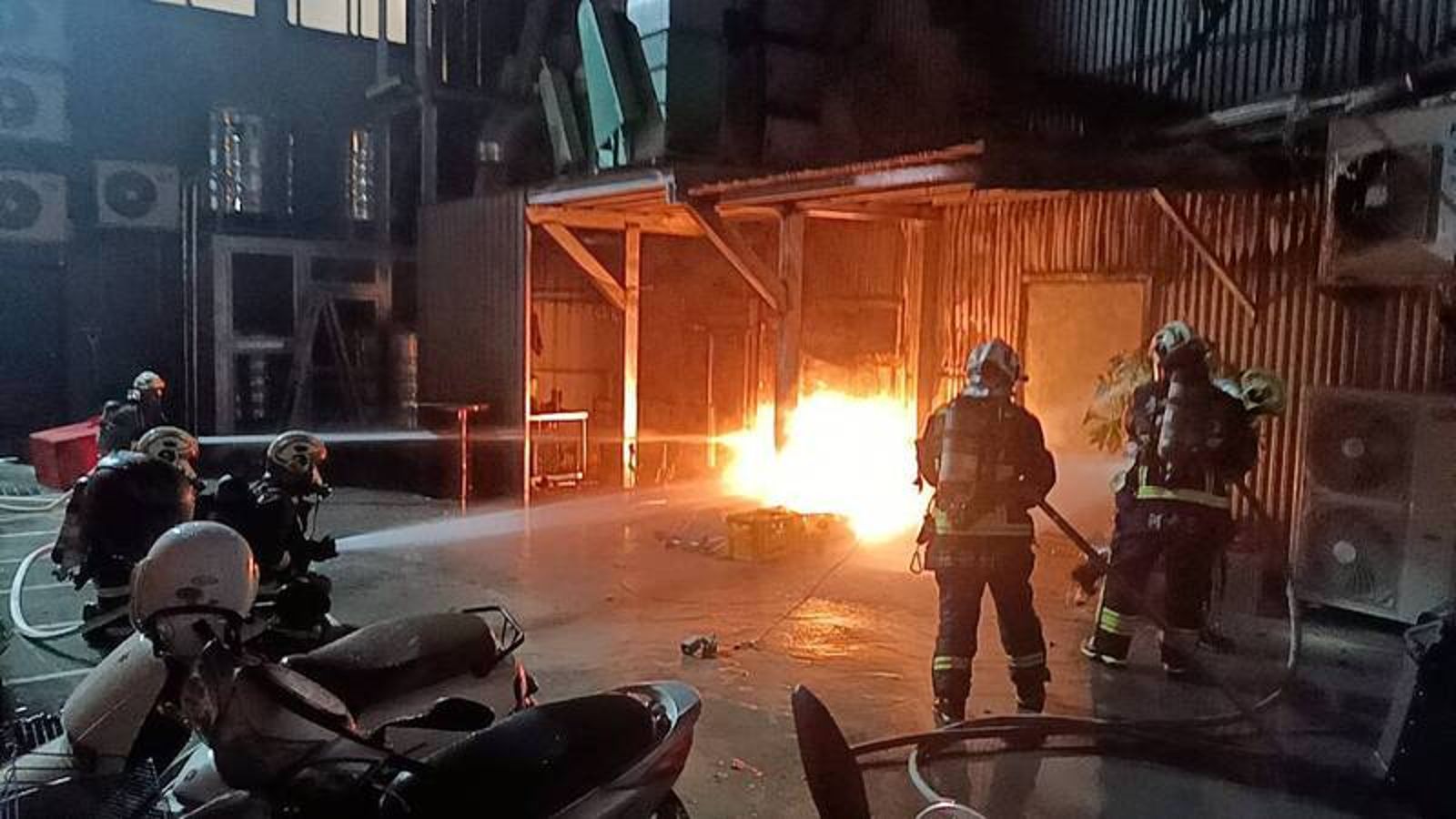 換瓦斯出包5支瓦斯筒猛燒　北屯知名居酒屋火警1員工燙傷、2受困獲救