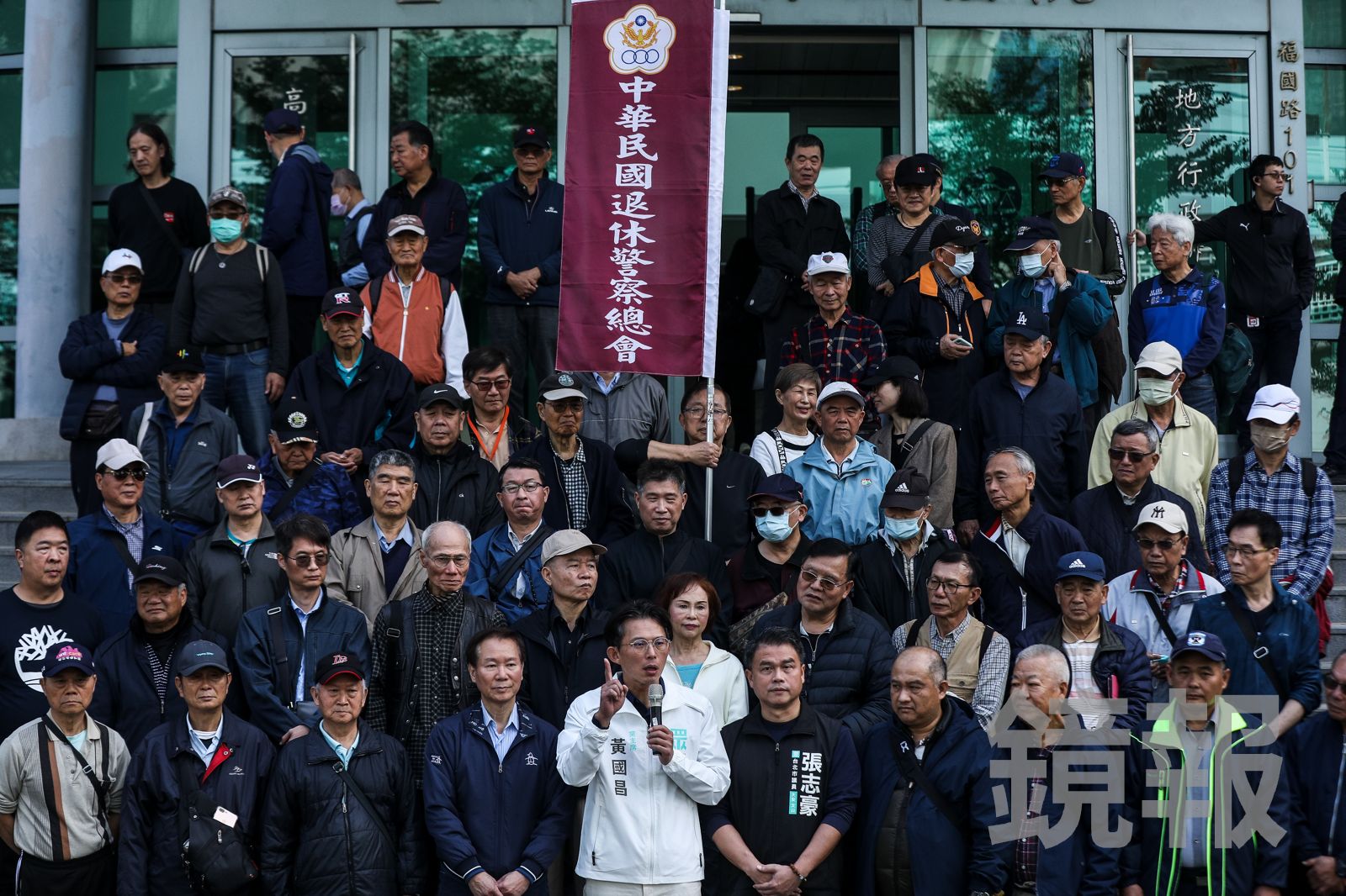 史上最大規模民告官！黃國昌率逾2000名警消遞狀提告討退休金
