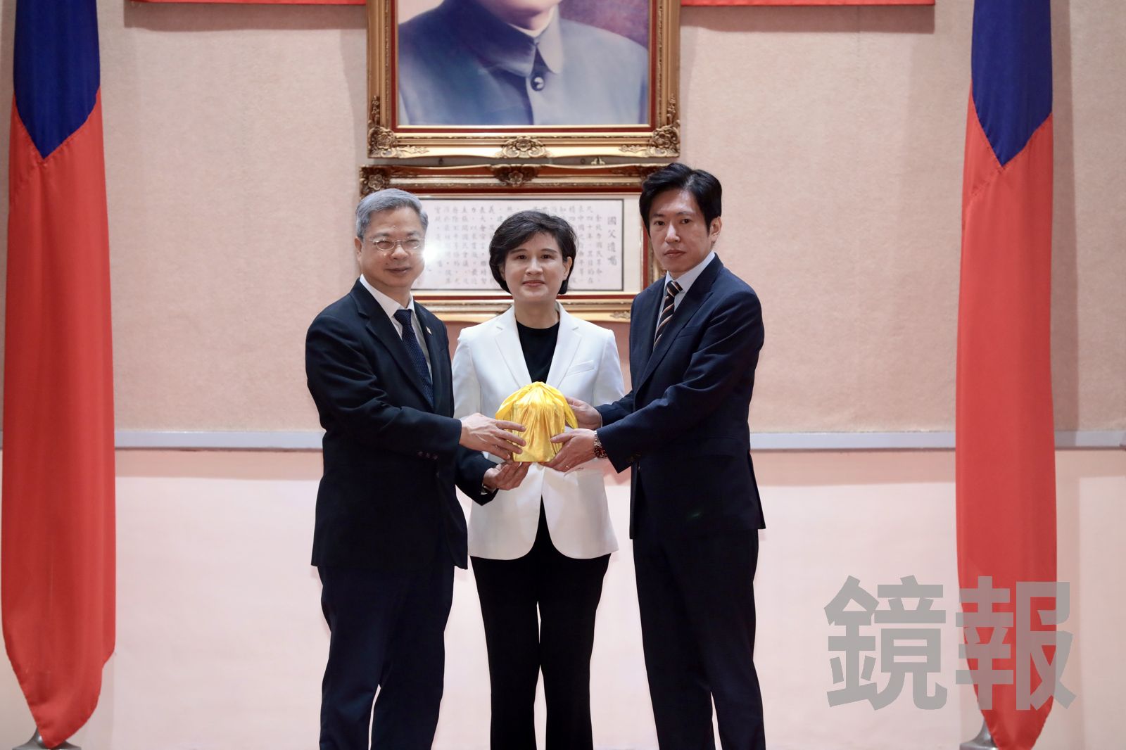 政院秘書長交接！鄭麗君誇龔明鑫「王牌」　盼張惇涵帶來改革氣息