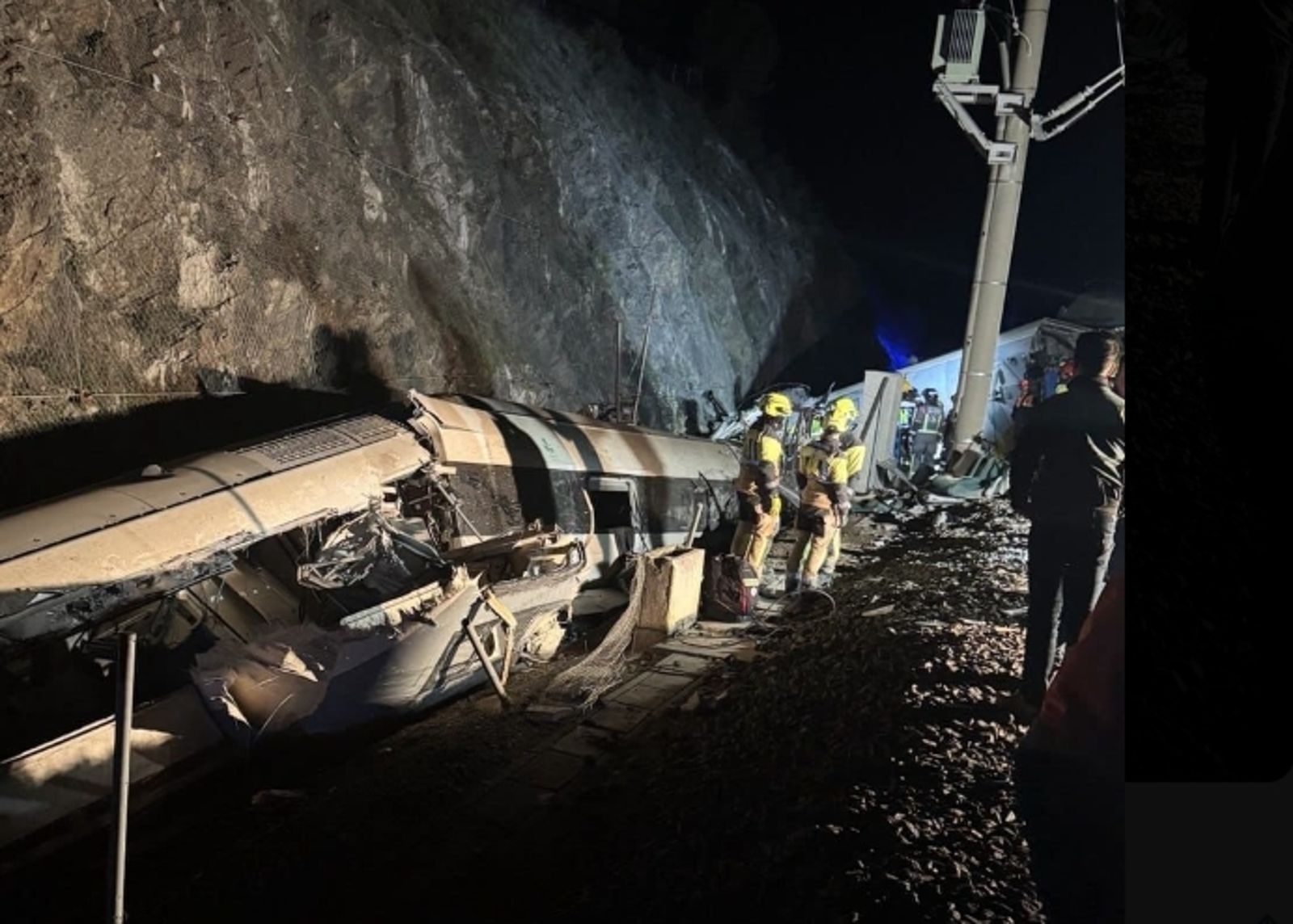 西班牙高鐵時速200公里對撞！逾40人死亡　6歲女童一次失去3名親人